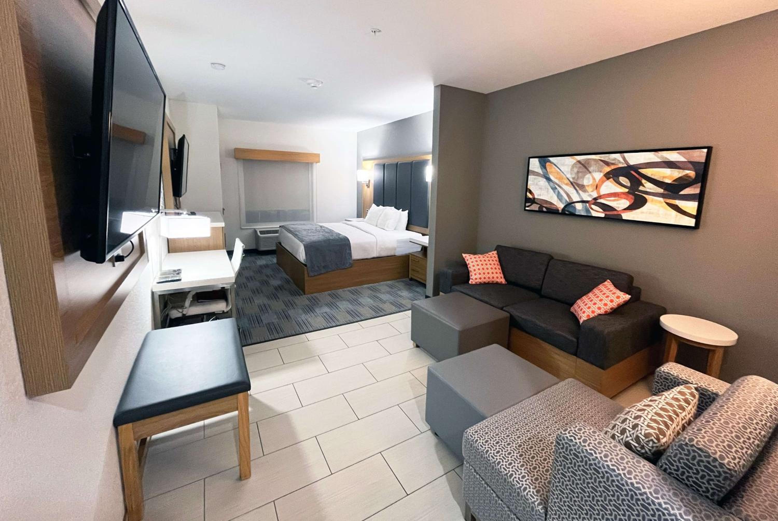King Suite with Sofa Bed and Roll-in Shower - Mobility Access