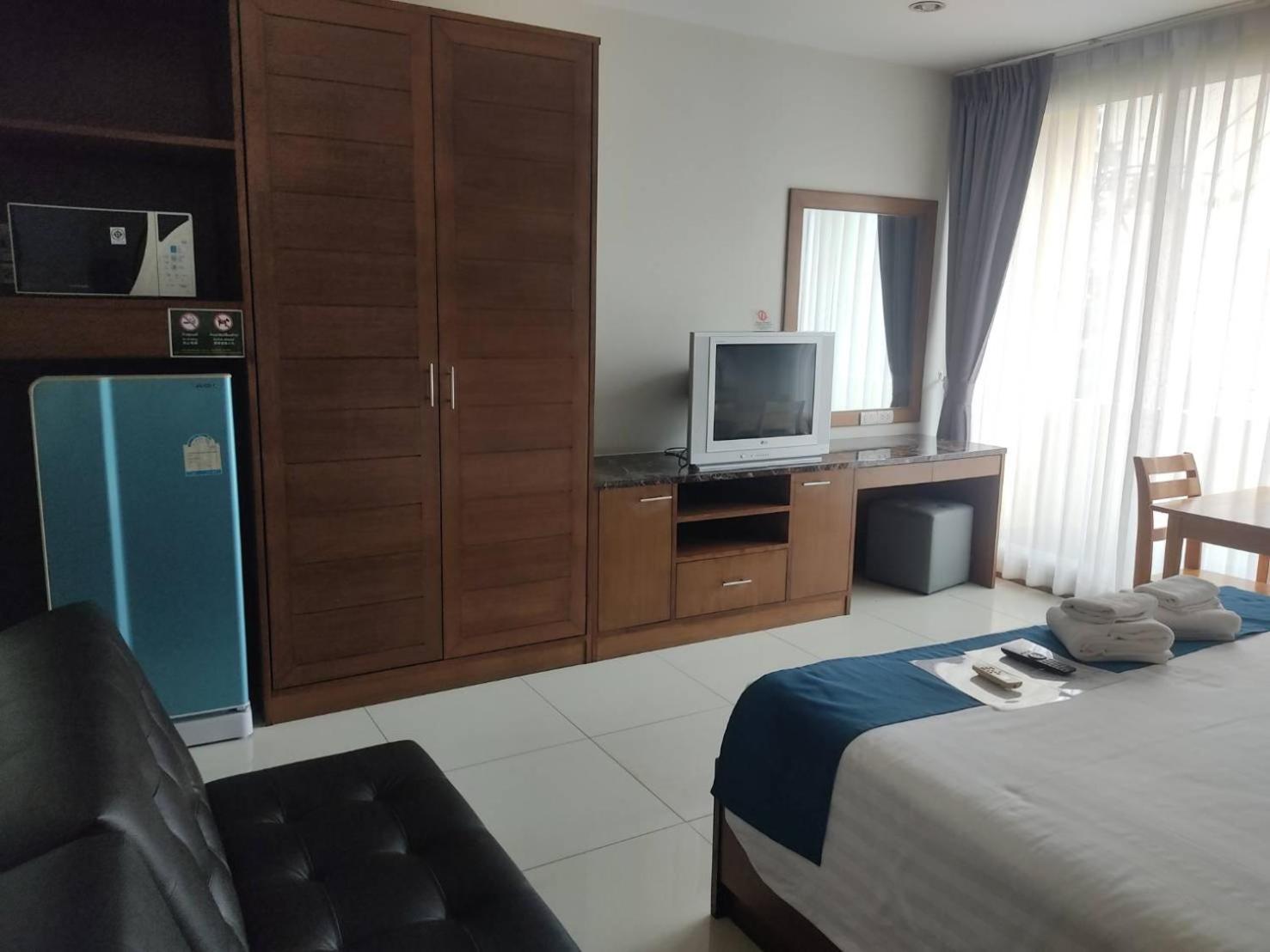 Deluxe Double Room with Balcony - Photo 4
