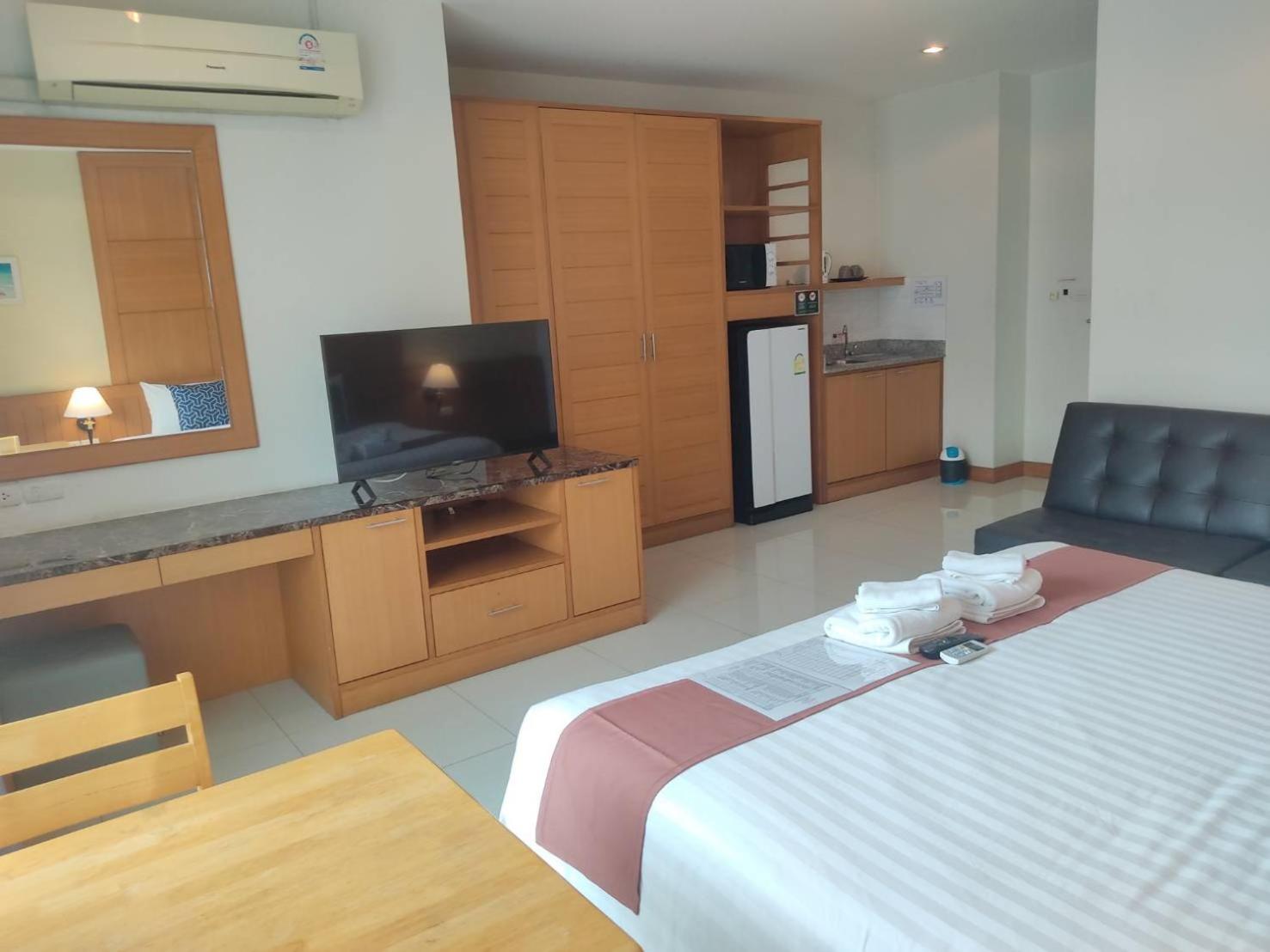 Deluxe Double Room with Balcony - Photo 3