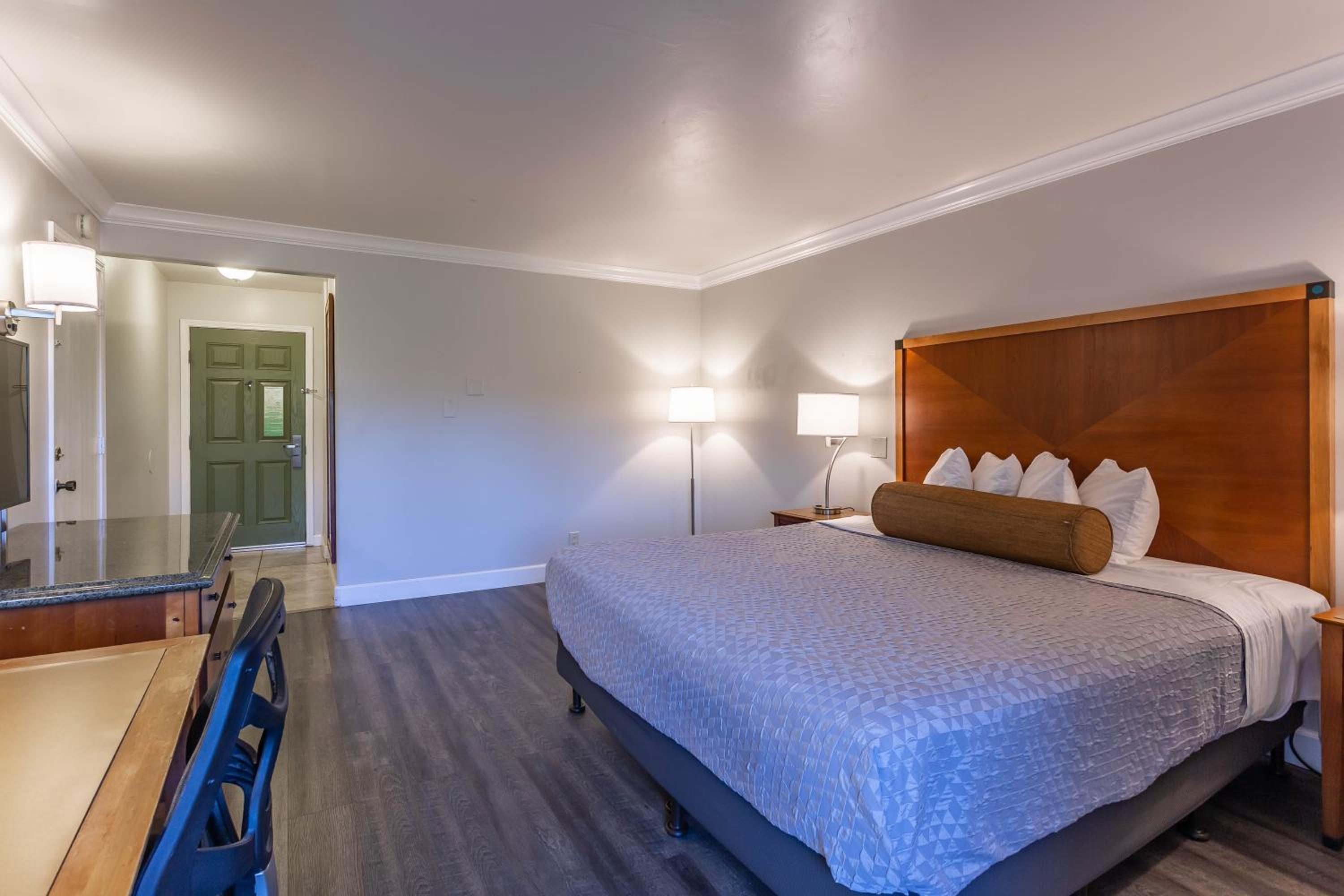 King Room - Non-Smoking - Photo 6