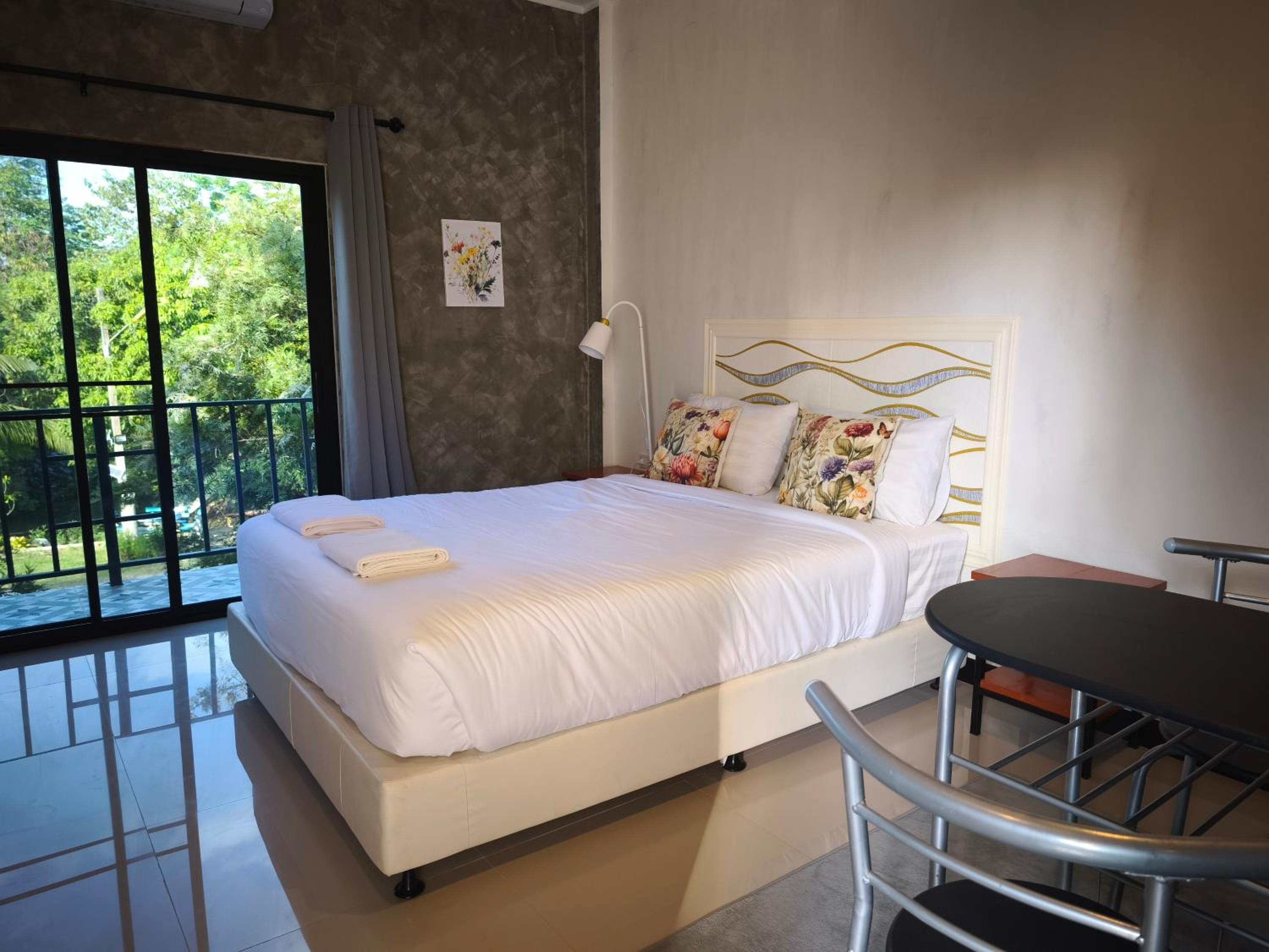 Standard Queen Room - Photo 6
