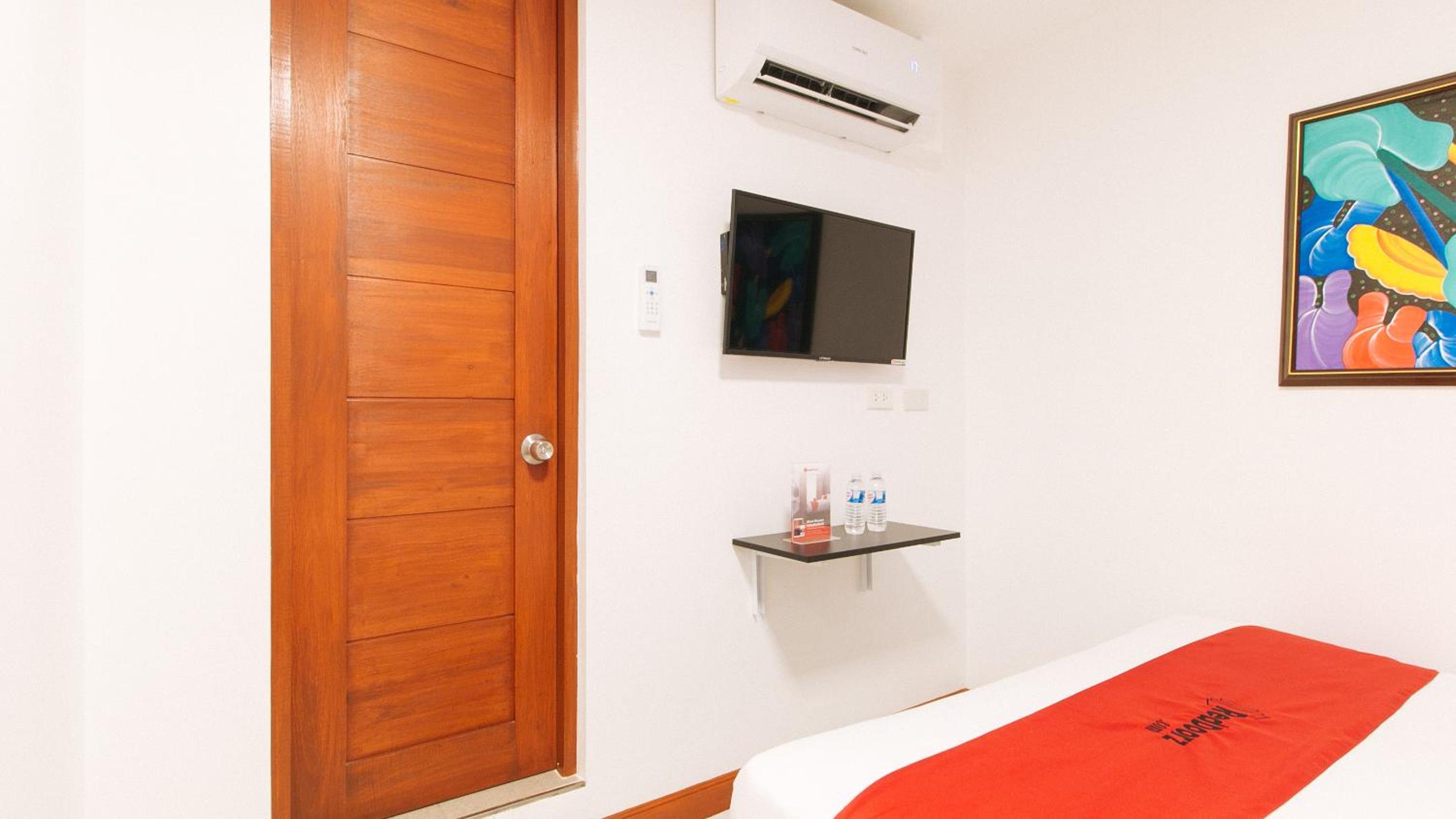 Deluxe Room - Photo 11