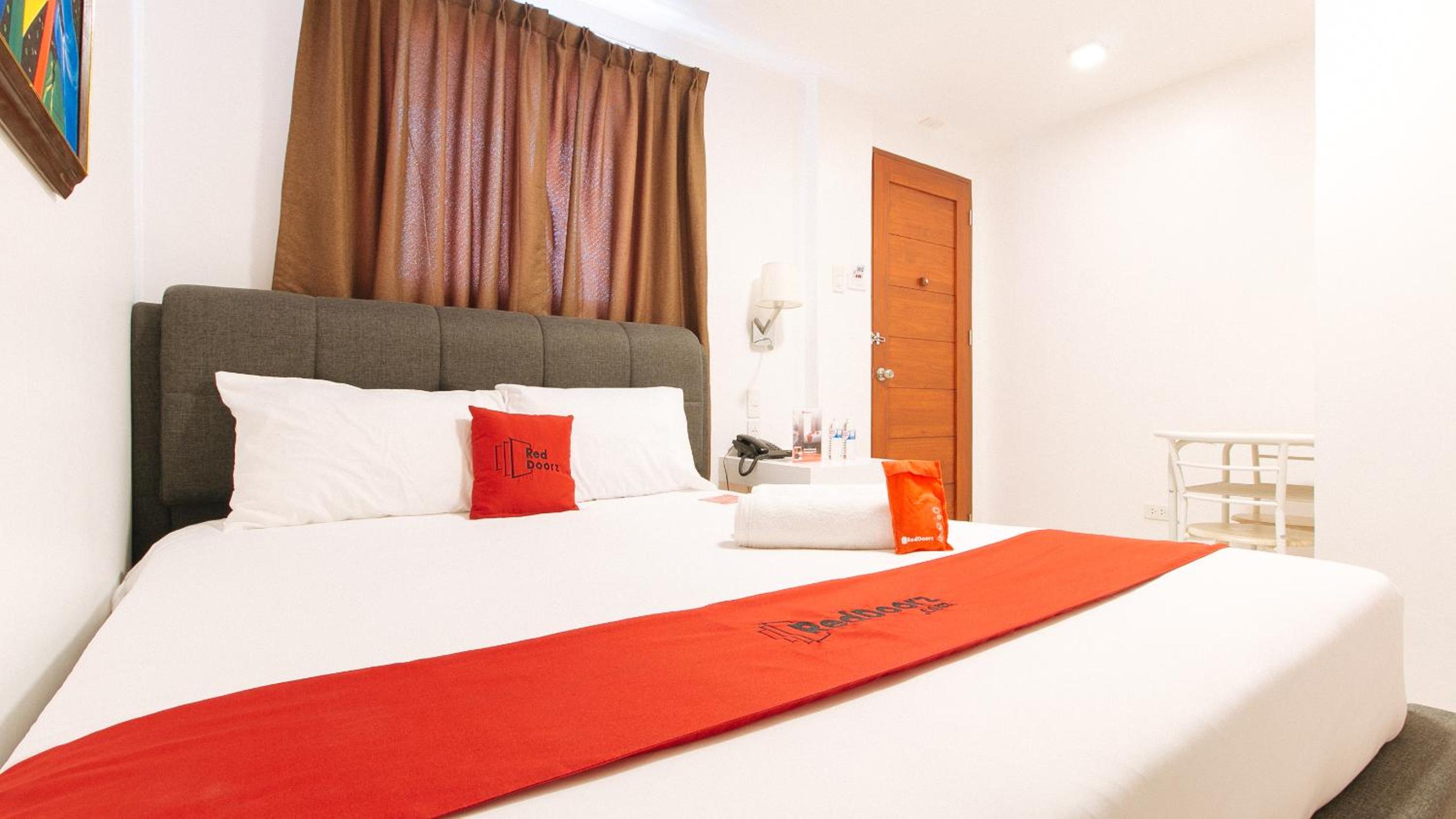 Deluxe Room - Photo 17