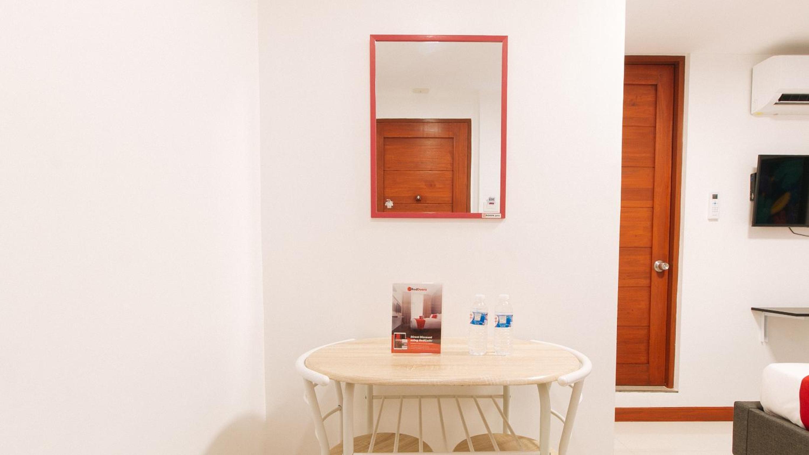 Deluxe Room - Photo 10