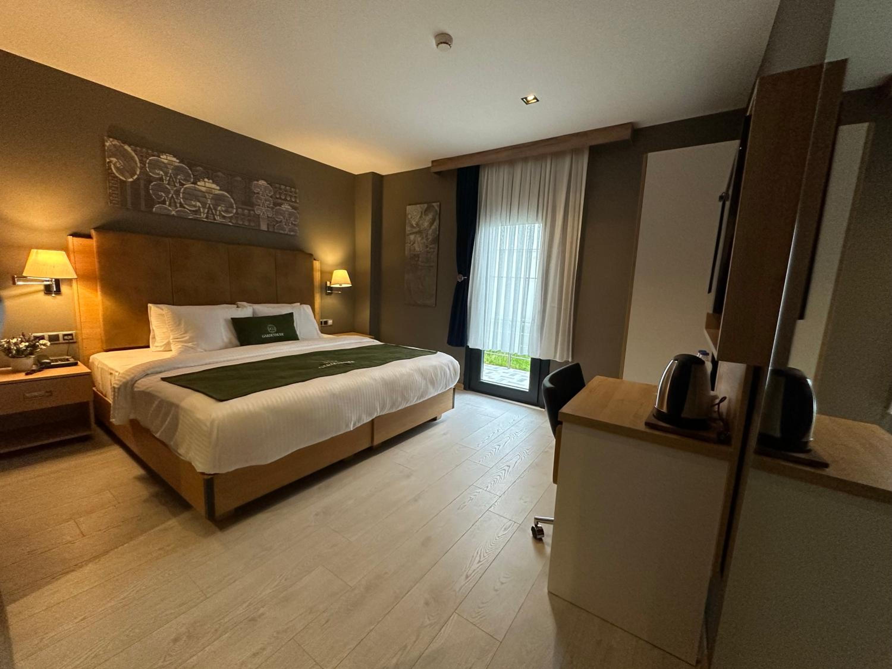 Deluxe Double Room with Balcony - Photo 24