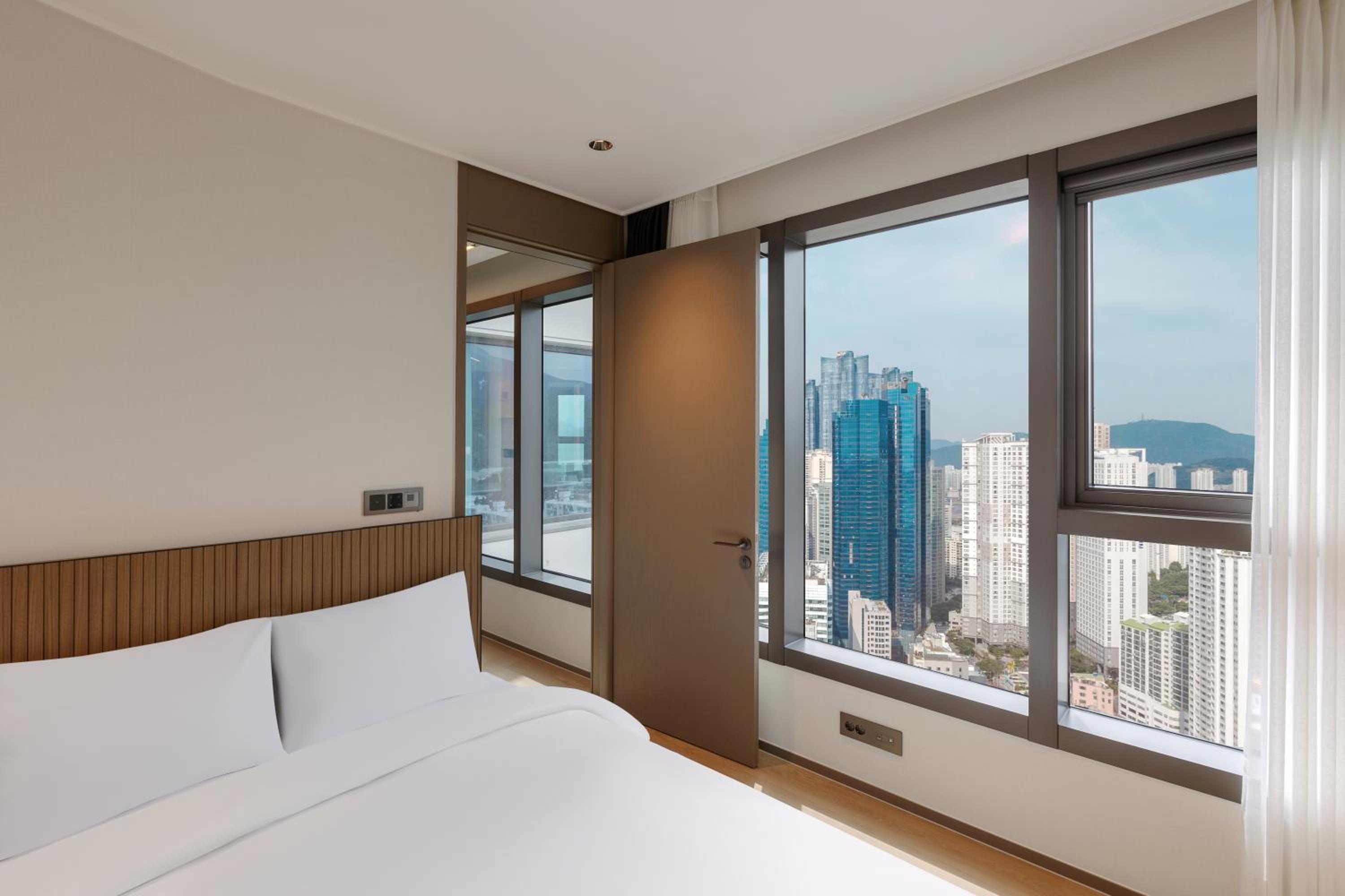 Royal Suite with Ocean View - Photo 3