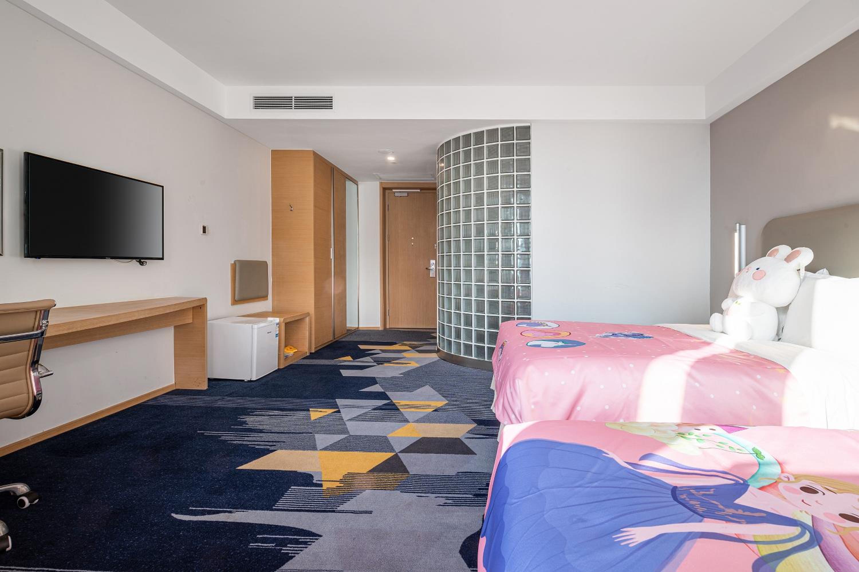 Standard Room with Two Queen Beds photo 2