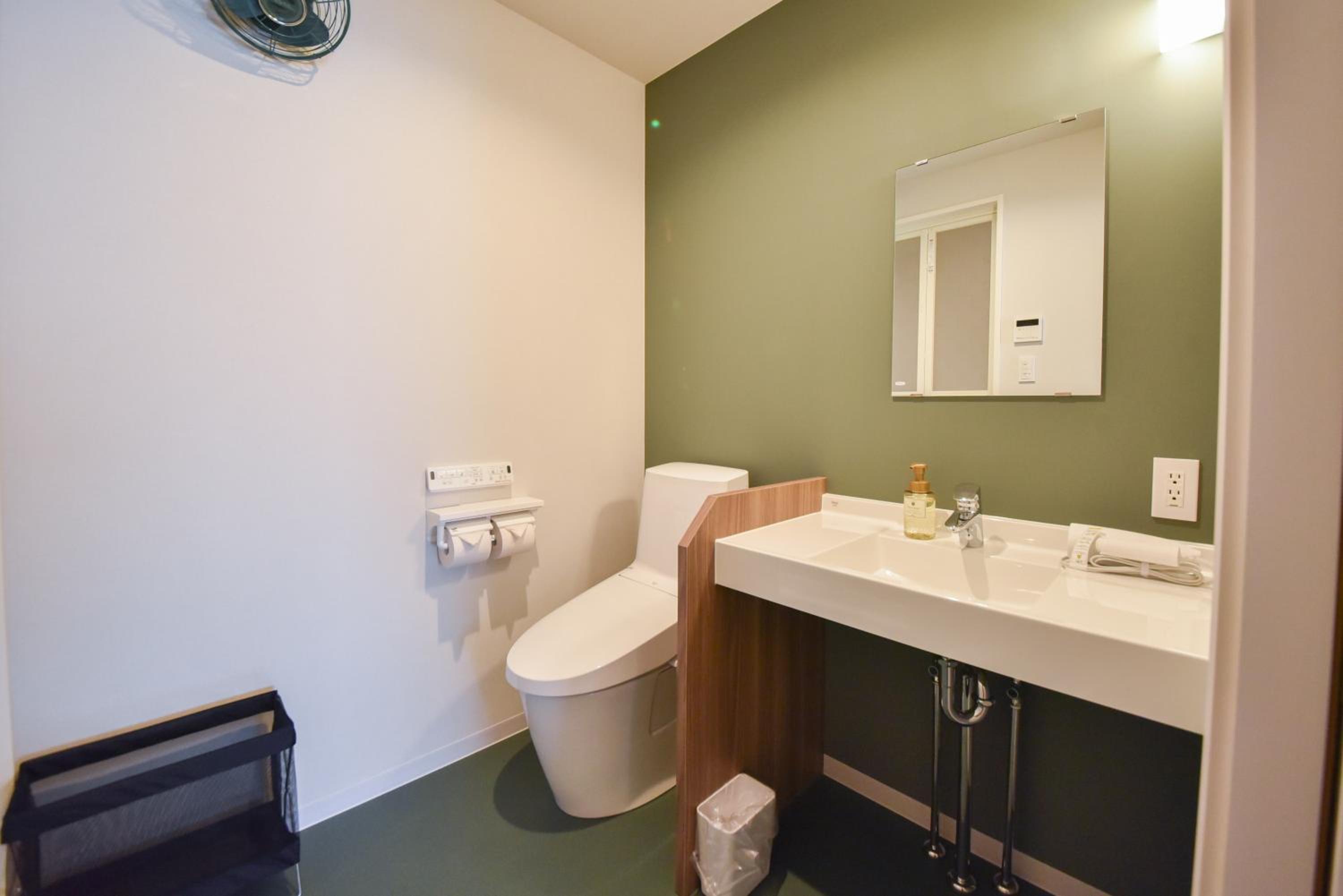 Twin Room with Private Bathroom photo 3