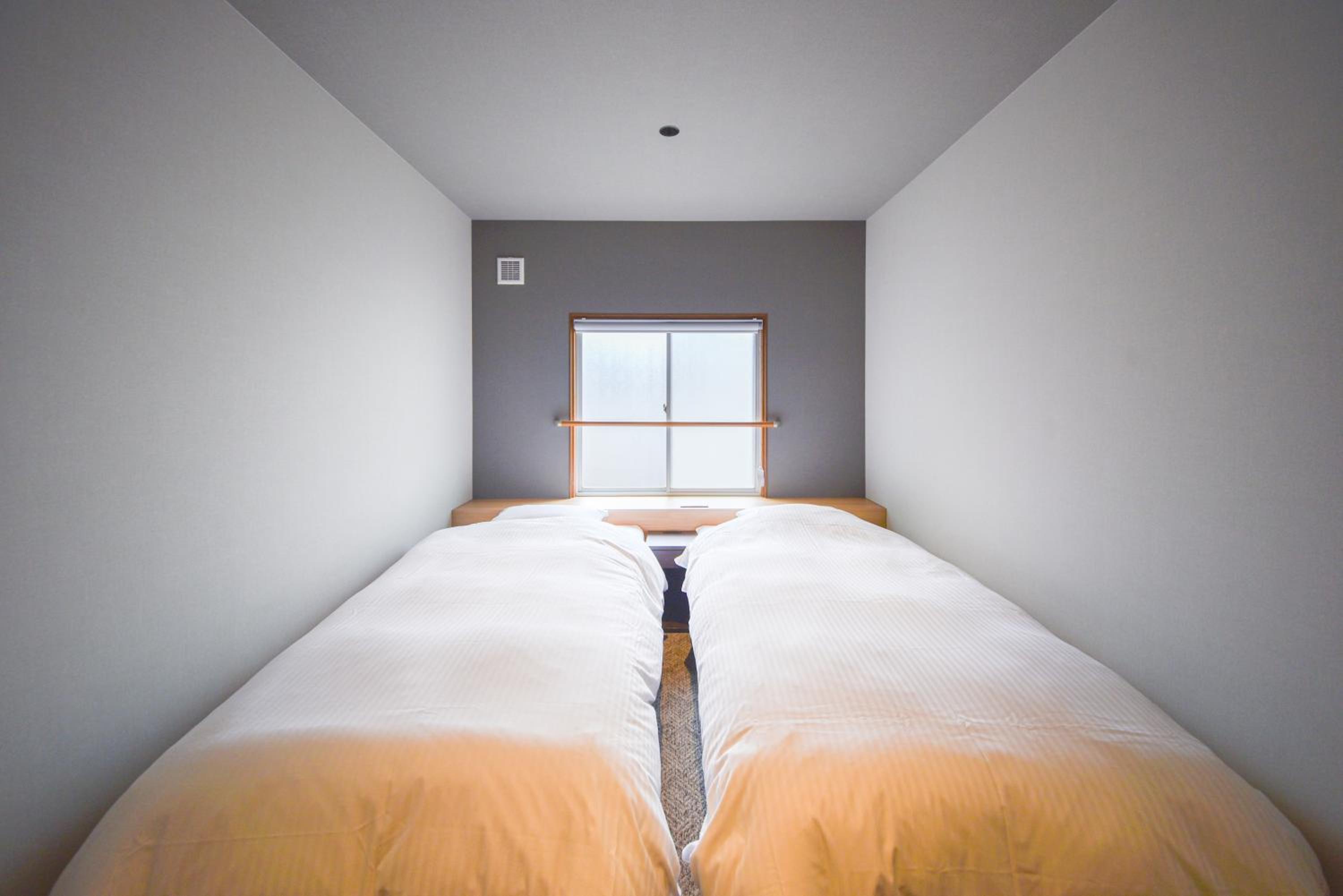 Twin Room with Private Bathroom photo 2