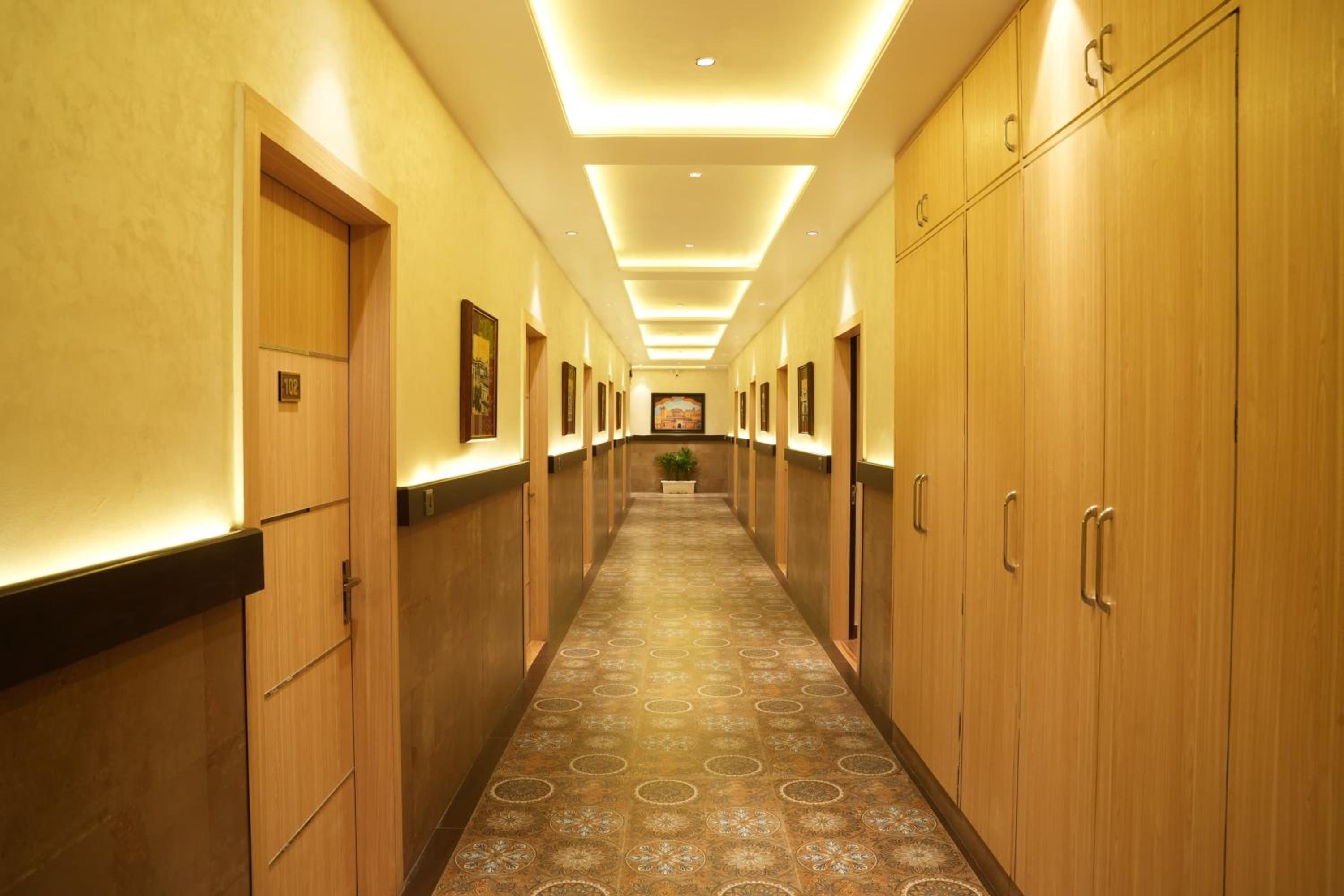 Suite: Enjoy Happy Hours with 2+1 offer on Alcoholic Beverages, Early Check-In/ Late Check-Out upto 2 hours (subject to availability) - Photo 5