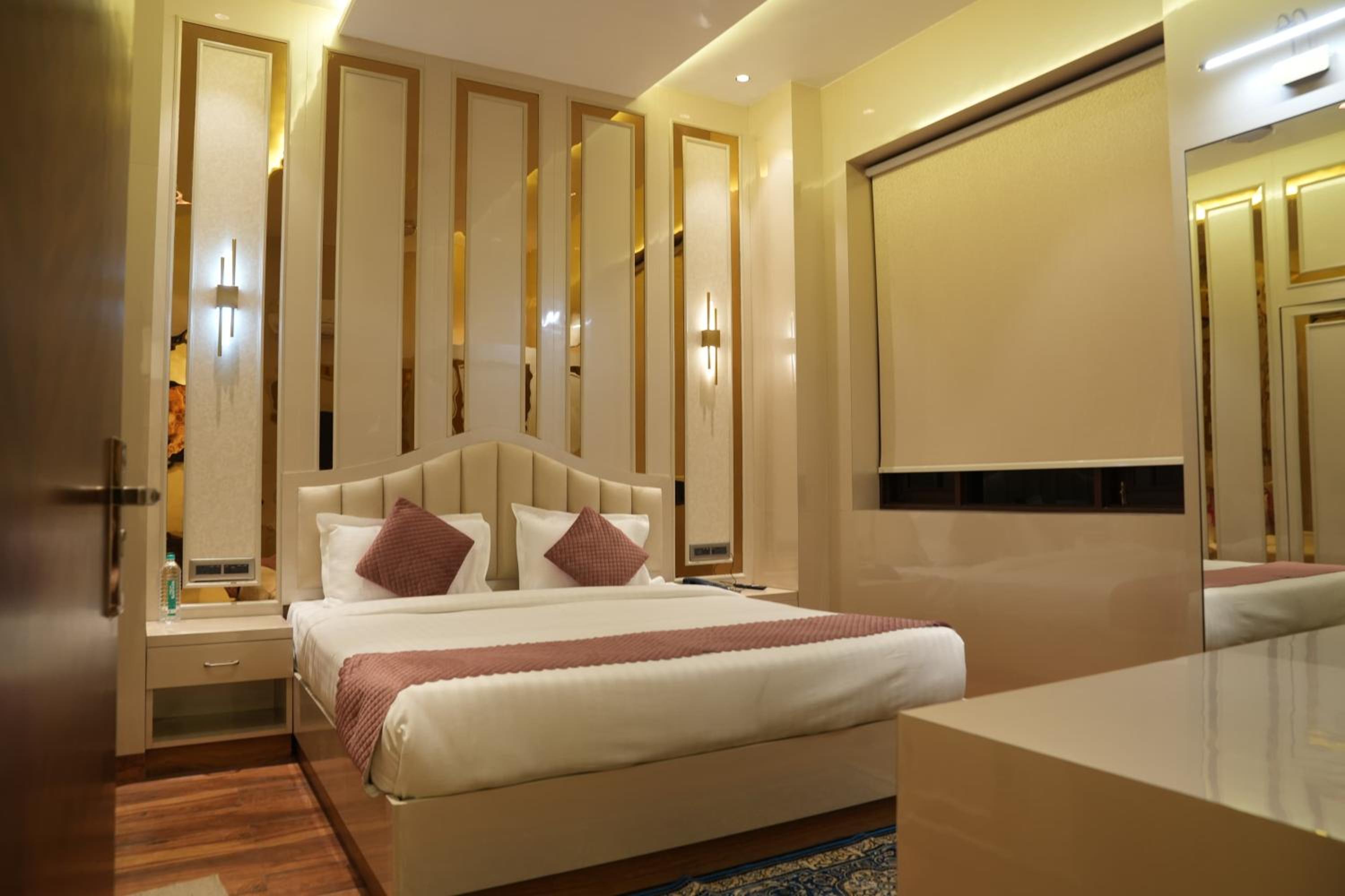 Suite: Enjoy Happy Hours with 2+1 offer on Alcoholic Beverages, Early Check-In/ Late Check-Out upto 2 hours (subject to availability) - Photo 4