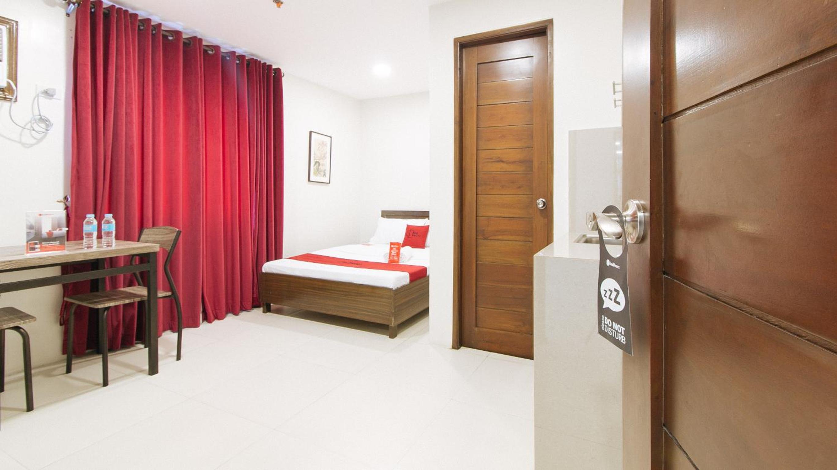 Deluxe Room - Photo 13