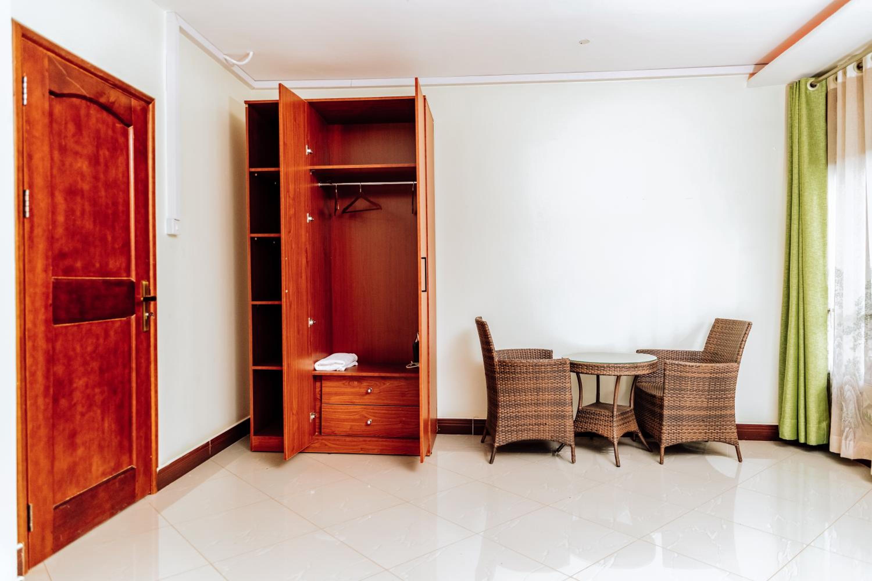 One-Bedroom Apartment photo 3