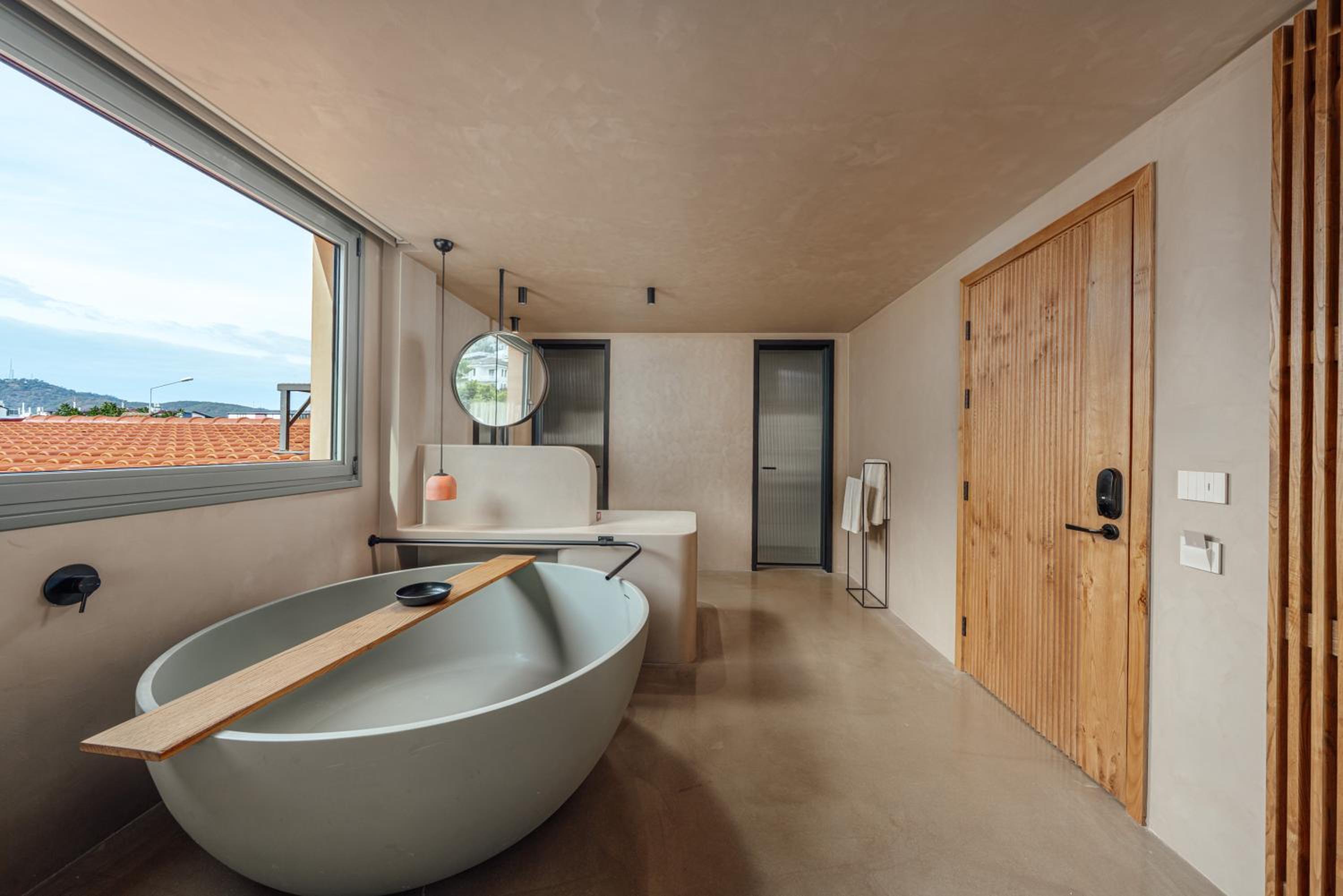 Deluxe Double Room with Bath - Photo 3