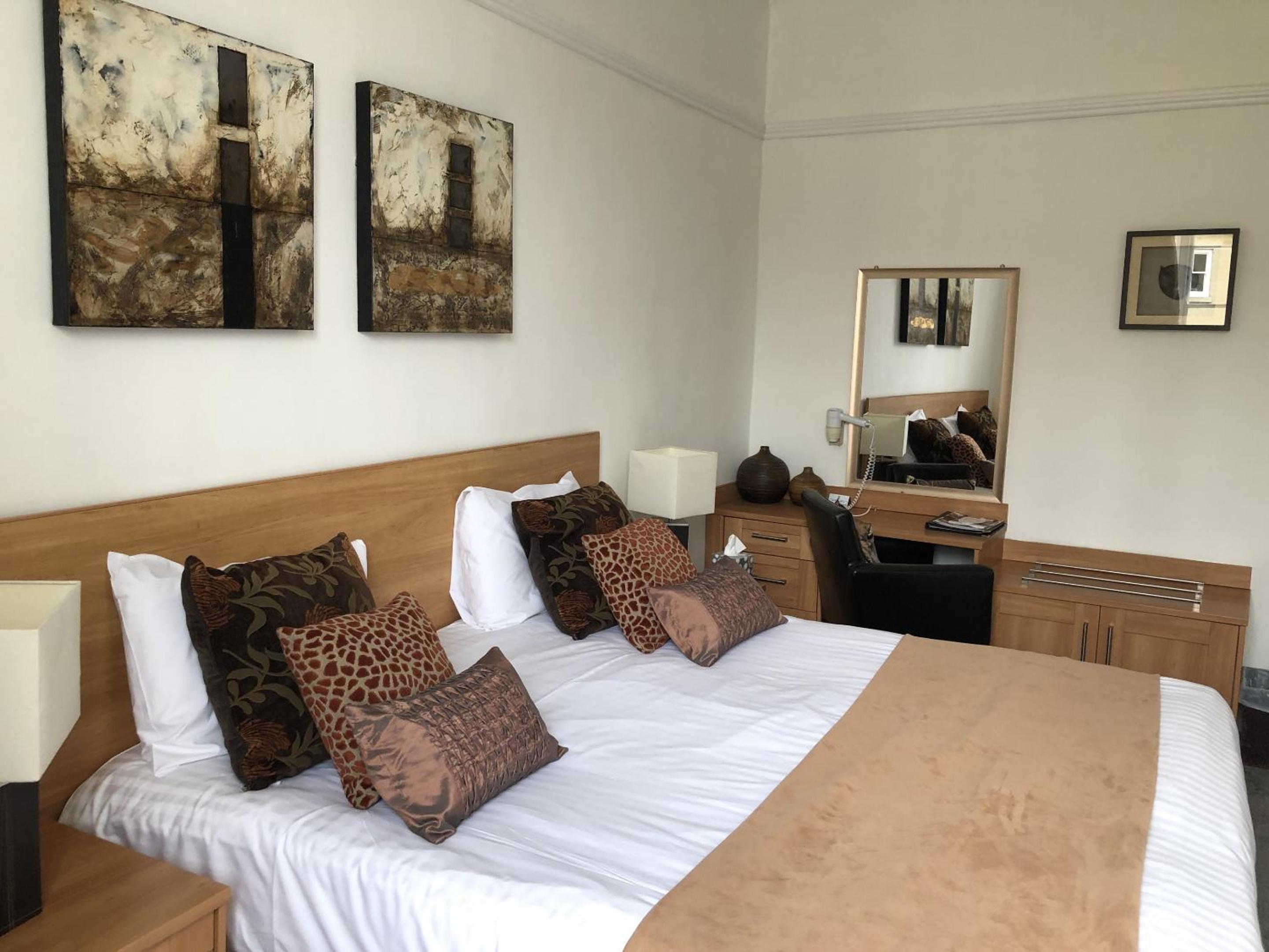 Double Room with Private Bathroom - Photo 2