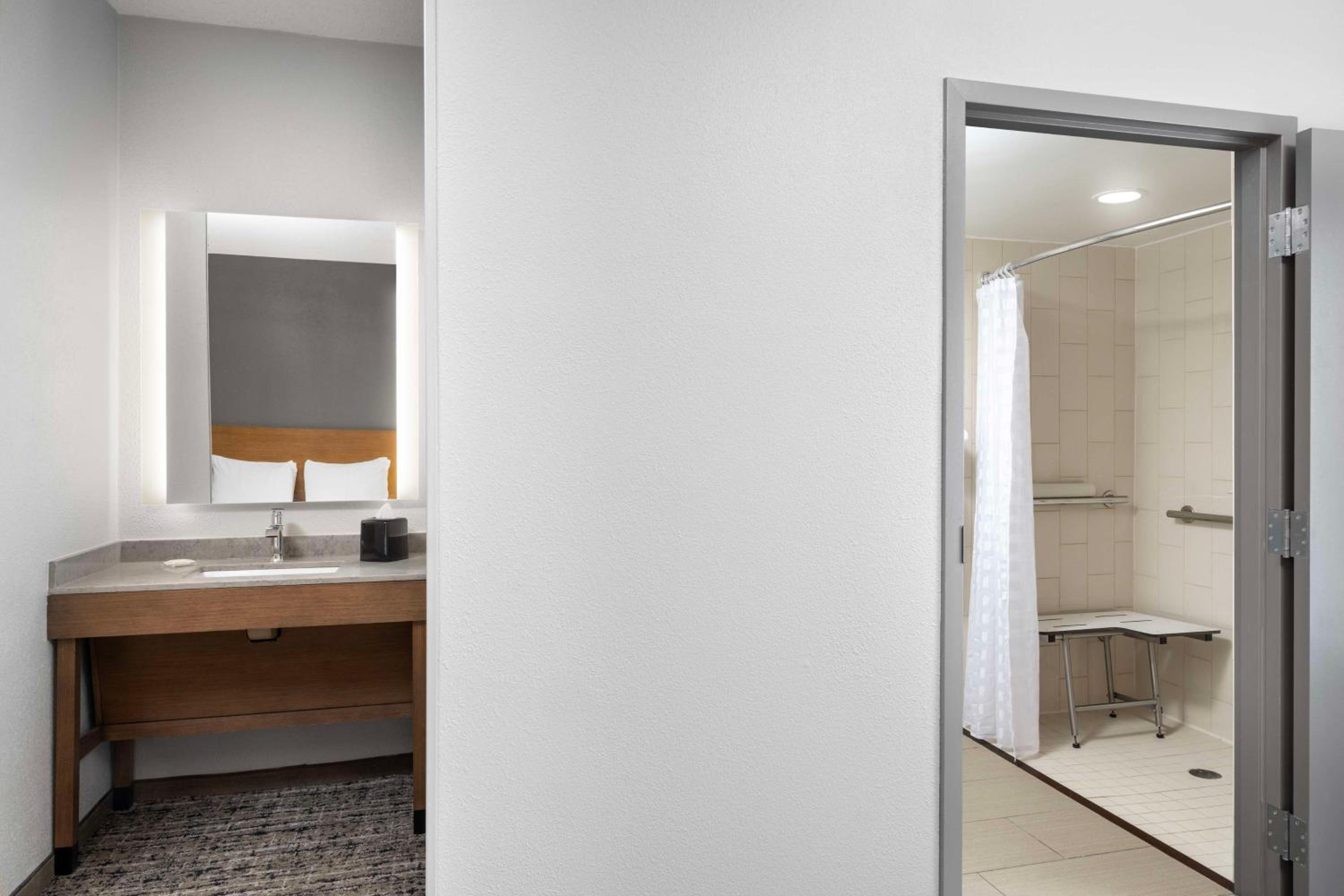 King Room with Sofa Bed and Roll-In Shower - Disability Access - Photo 9