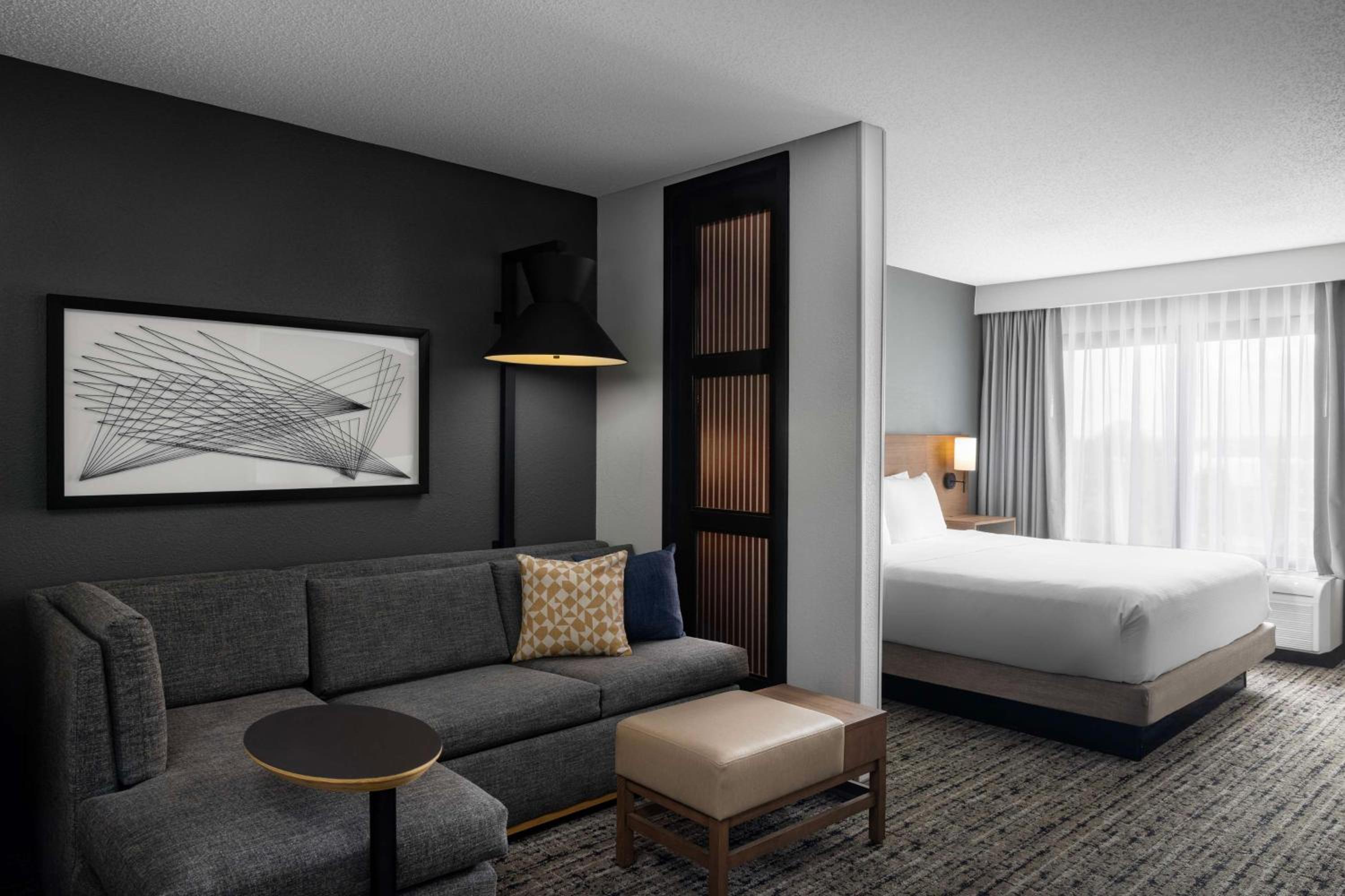 King Room with Sofa Bed - Photo 8