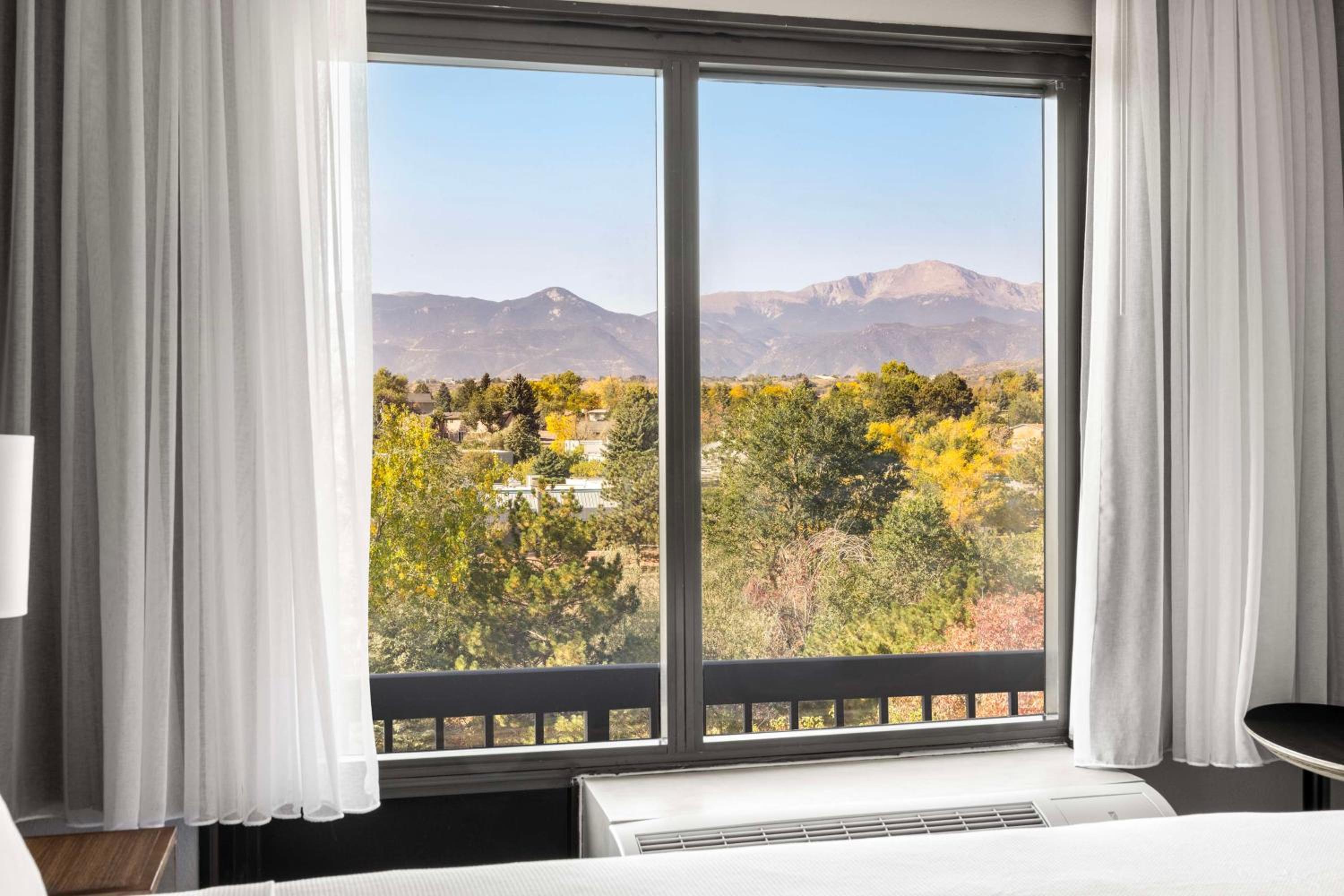 Double Room with Two Double Beds and Mountain View - Photo 2