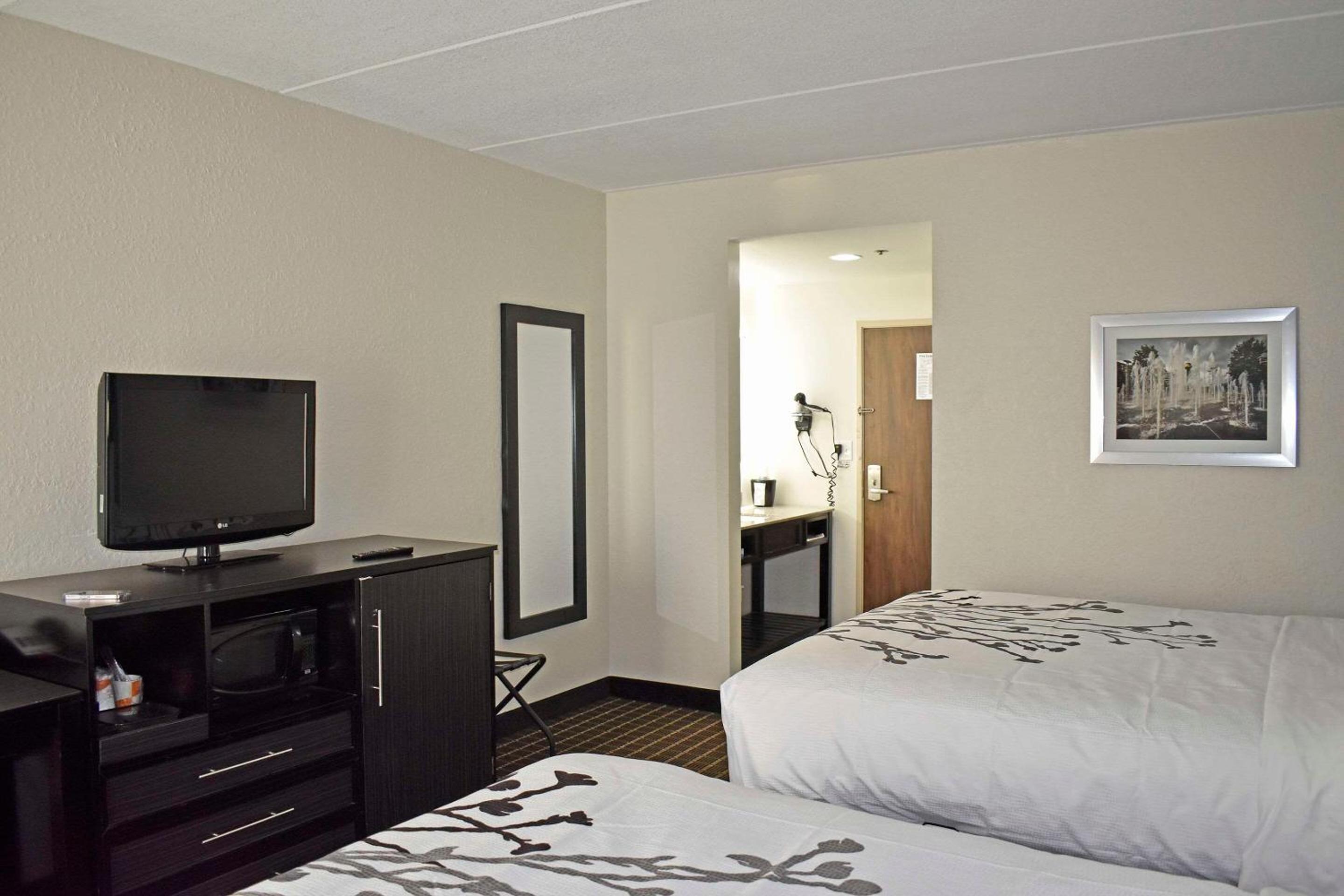 Queen Room with Two Queen Beds - Non-Smoking - Photo 2