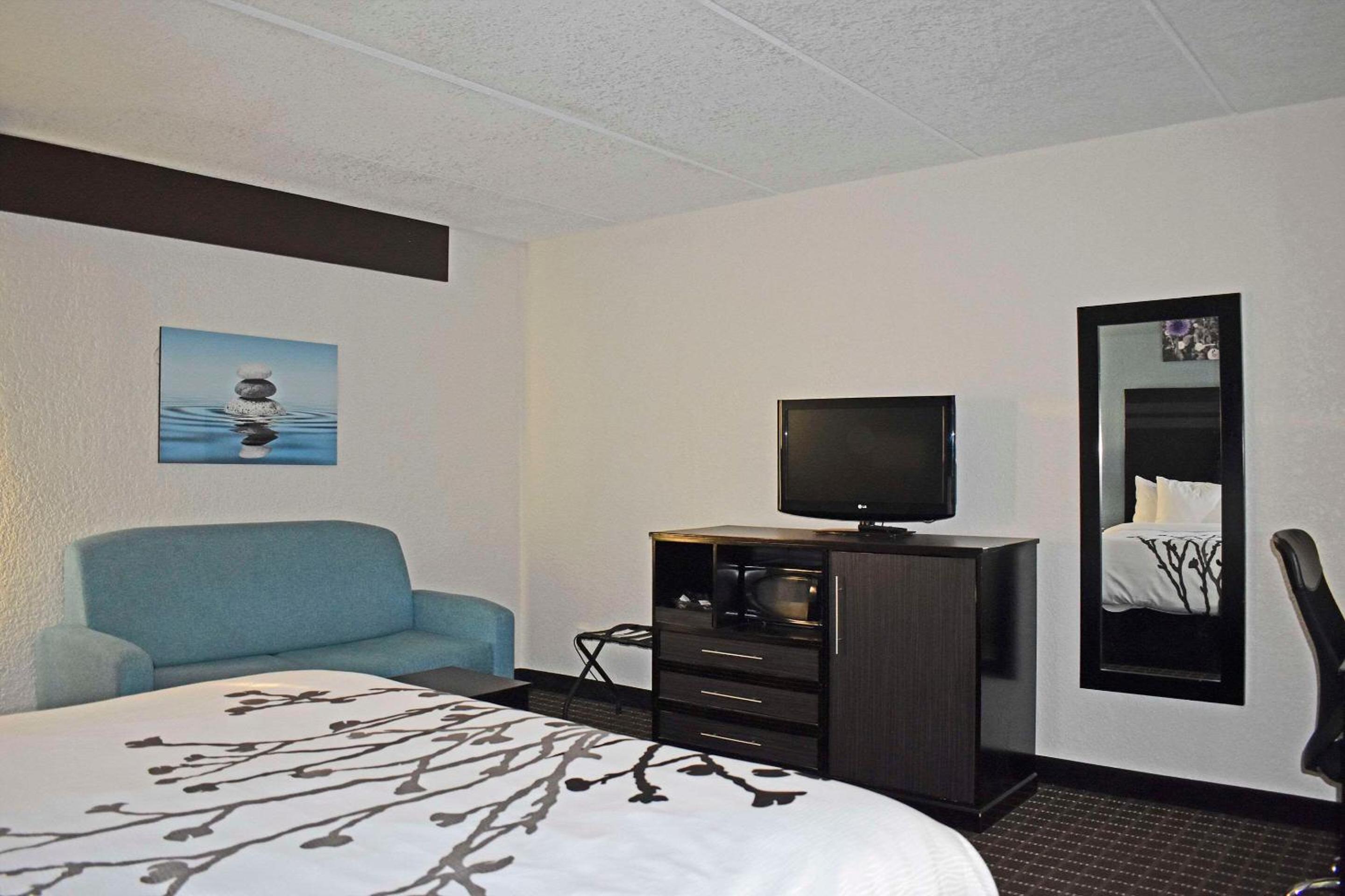 King Suite - Non-Smoking - Photo 6
