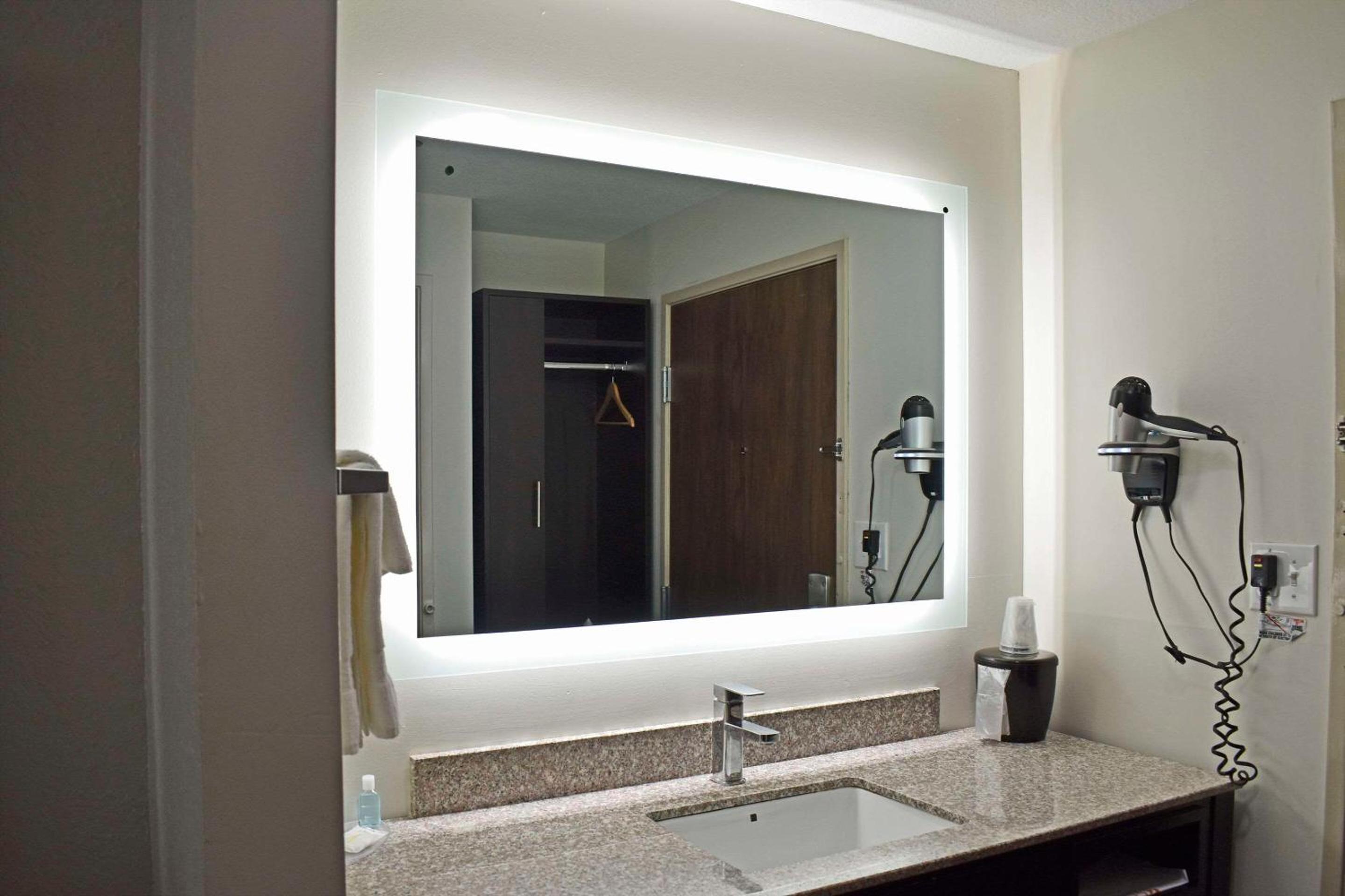 King Suite - Non-Smoking - Photo 7