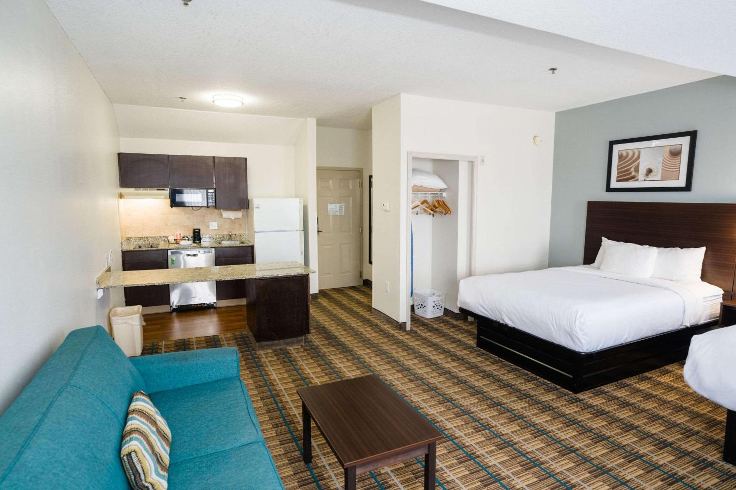 Double Suite with Two Double Beds - Non-Smoking - Photo 8
