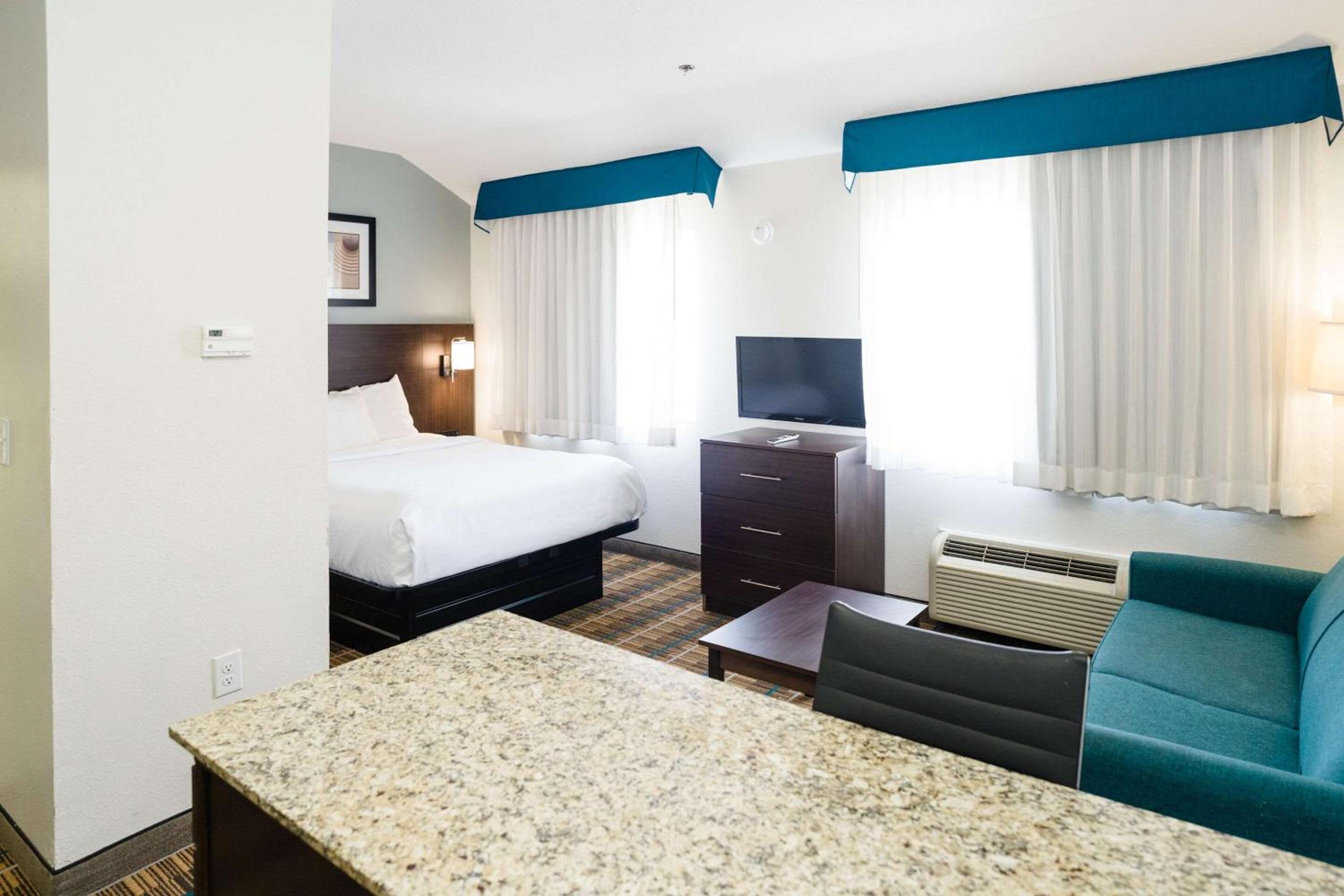 Queen Suite with Sofa Bed - Non-Smoking - Photo 1