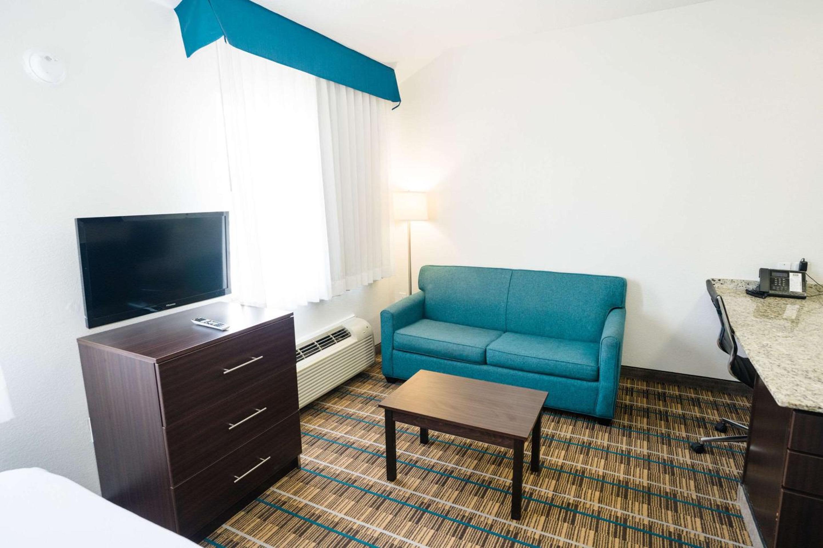 Queen Suite with Sofa Bed - Non-Smoking - Photo 8