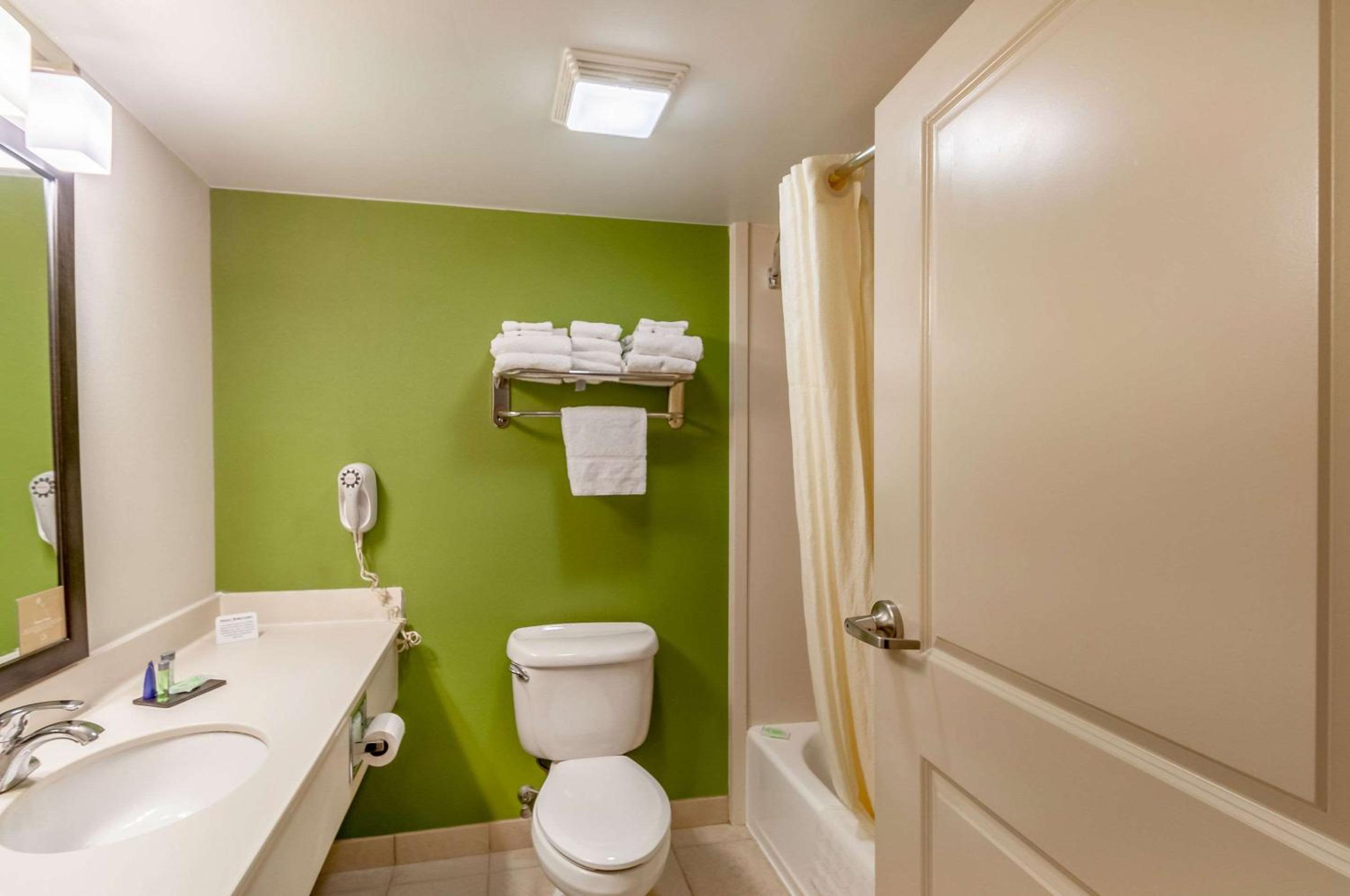 King Room - Non-Smoking - Photo 2