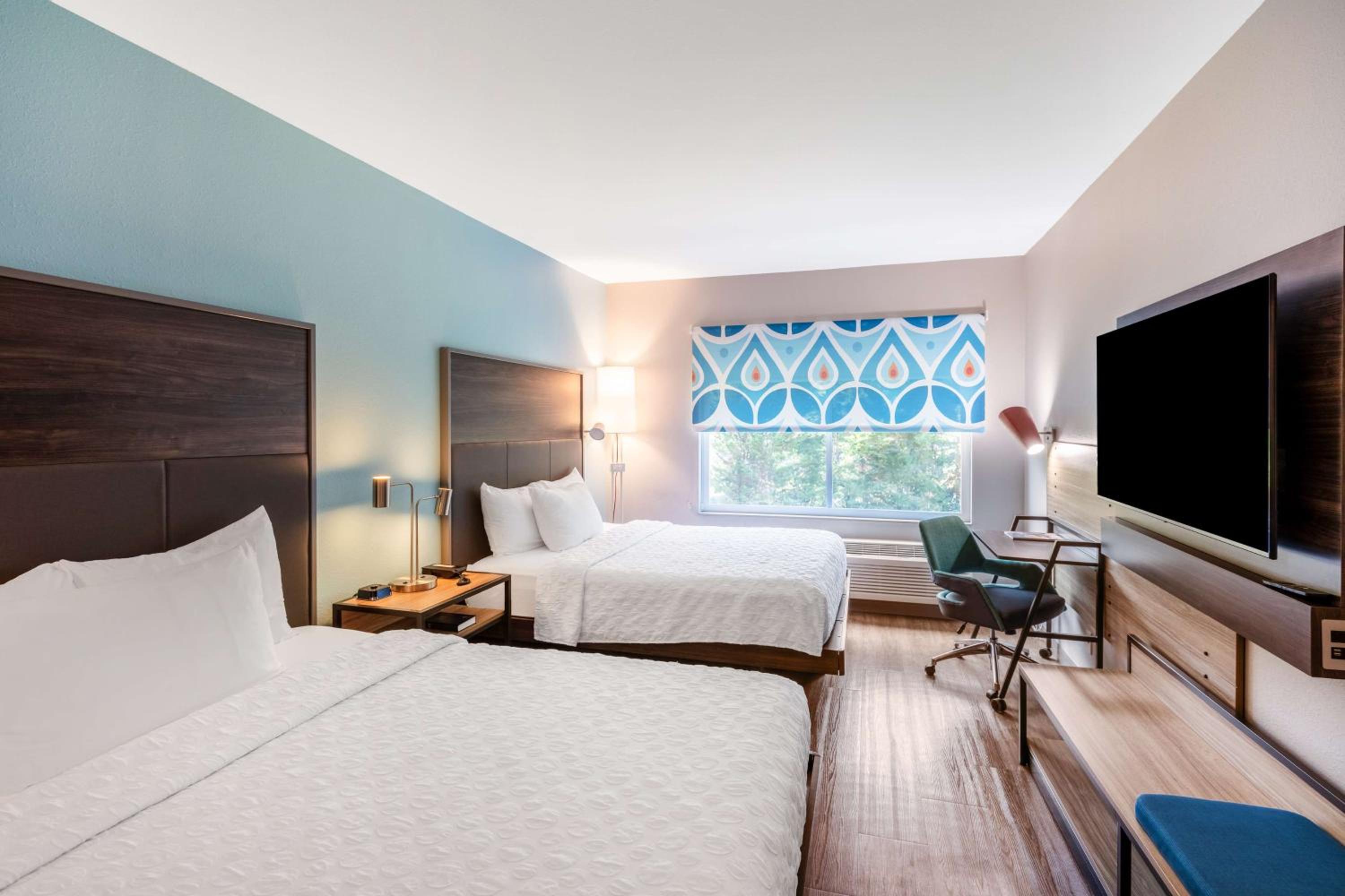 Queen Room with Two Queen Beds - Photo 2