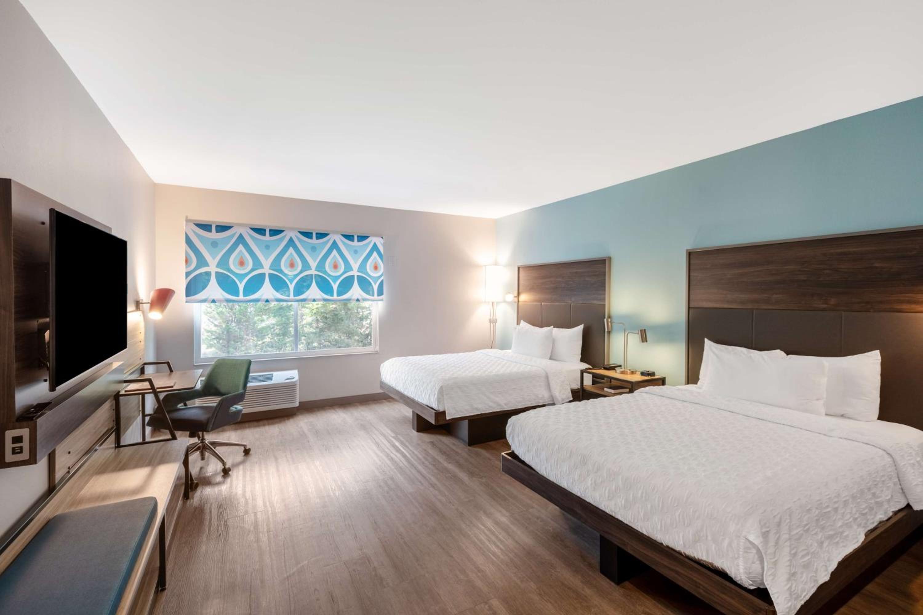 Queen Room with Two Queen Beds - Photo 3