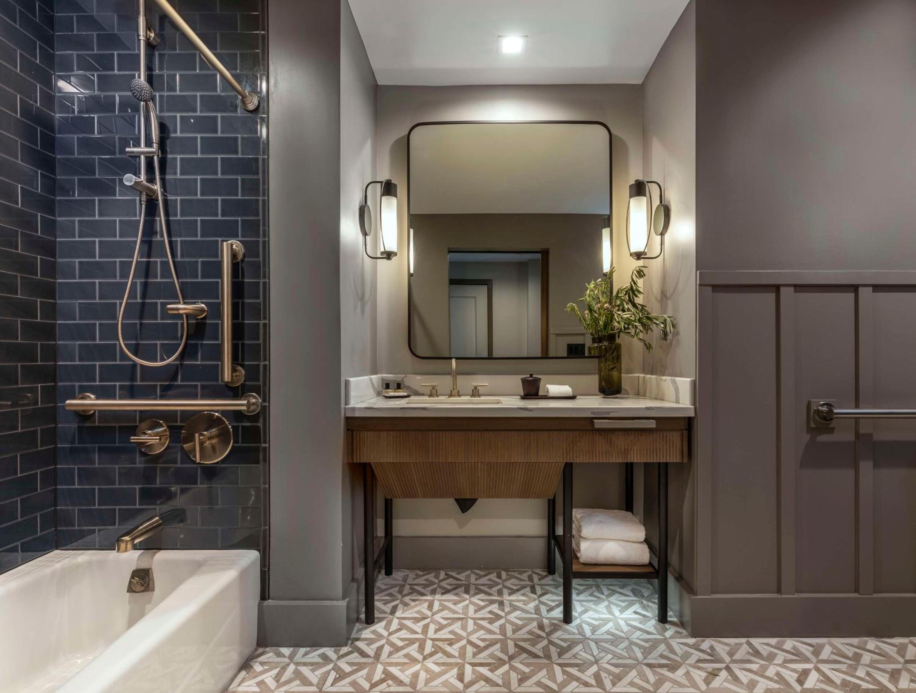 King Room with Accessible Tub - Disability Access - Photo 3