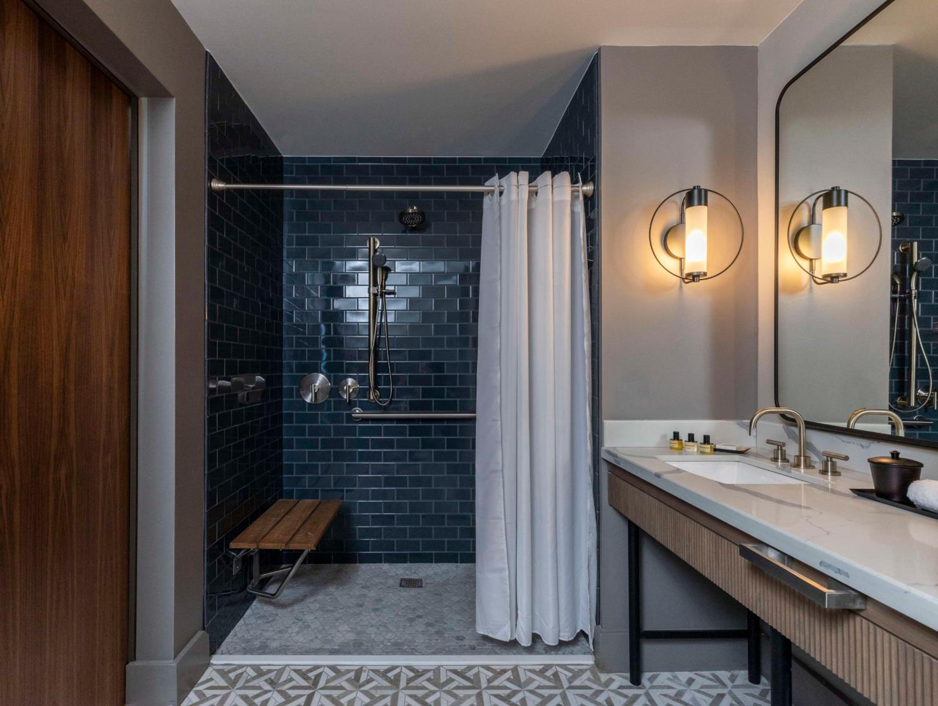 King Room with Roll-In Shower - Disability Access - Photo 3