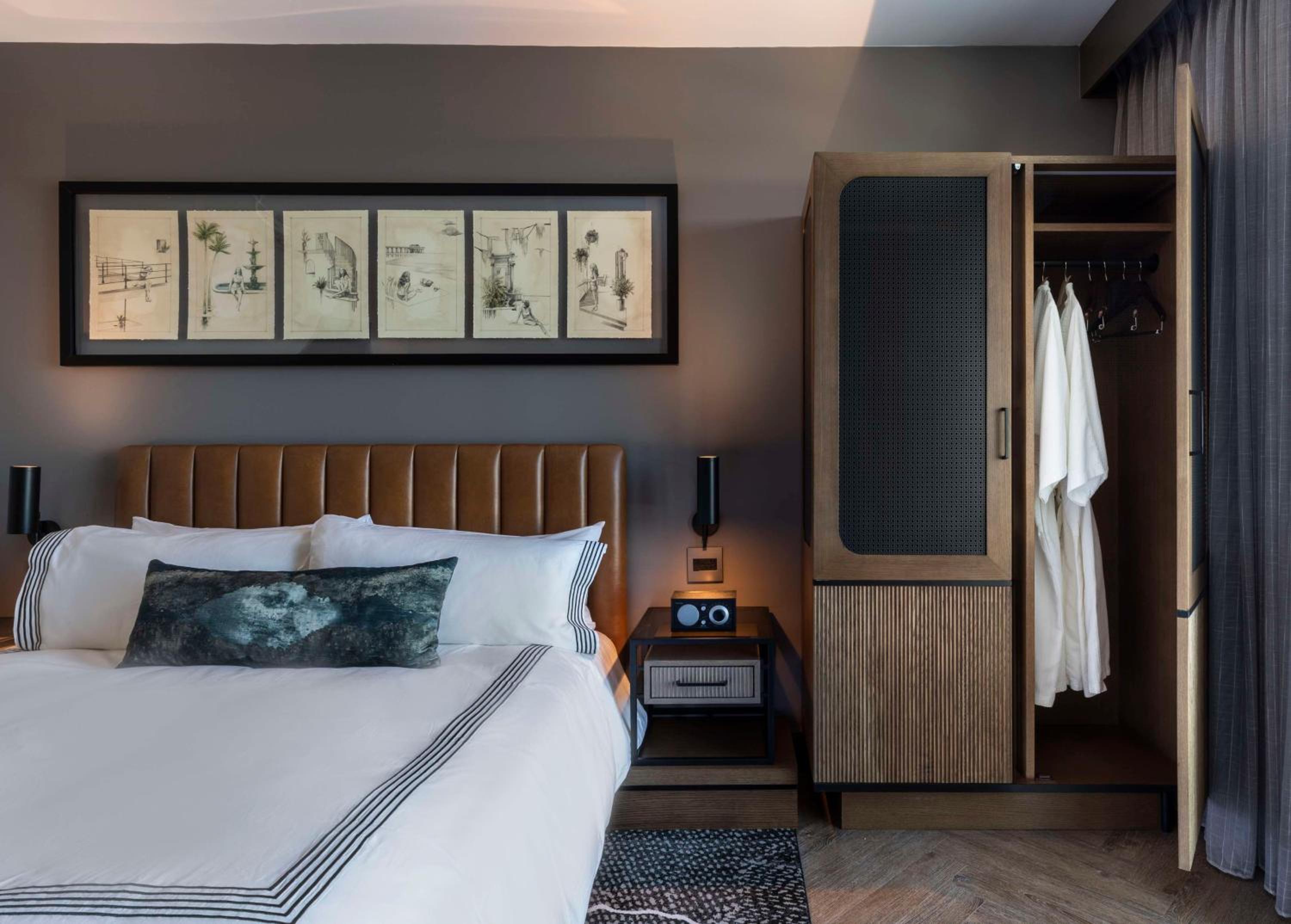 King Room with Accessible Tub - Disability Access - Photo 2