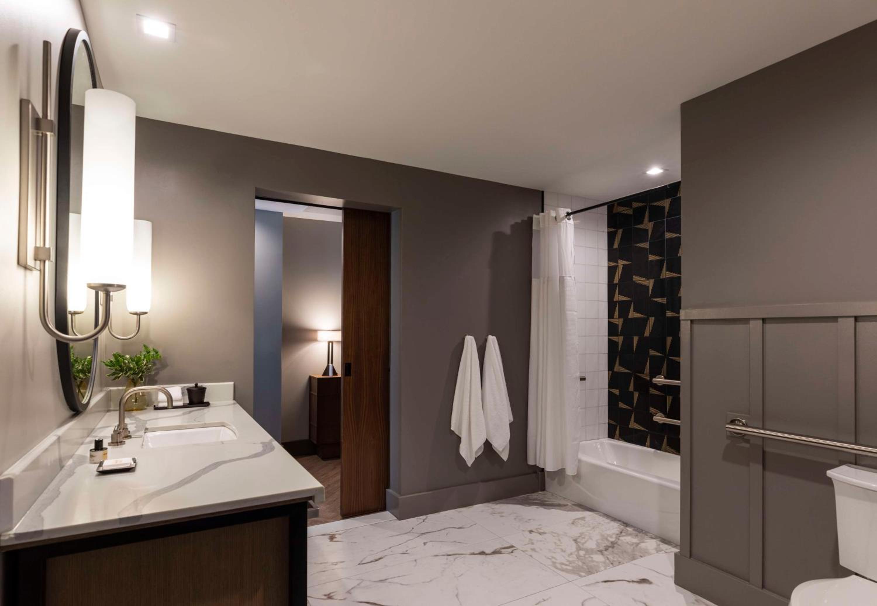 King Suite with Accessible Tub - Photo 2