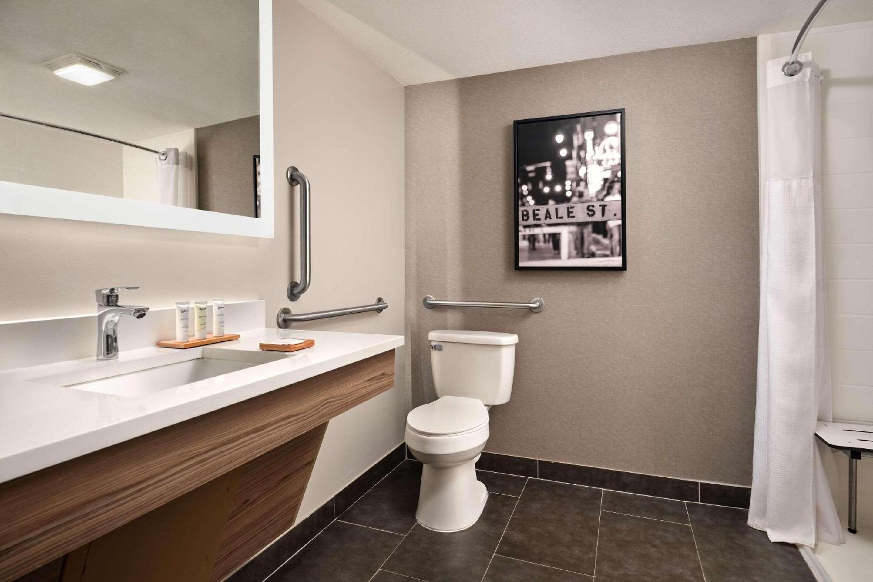 King Room with Sofa Bed and Roll-In Shower - Accessible/Non-Smoking - Photo 4