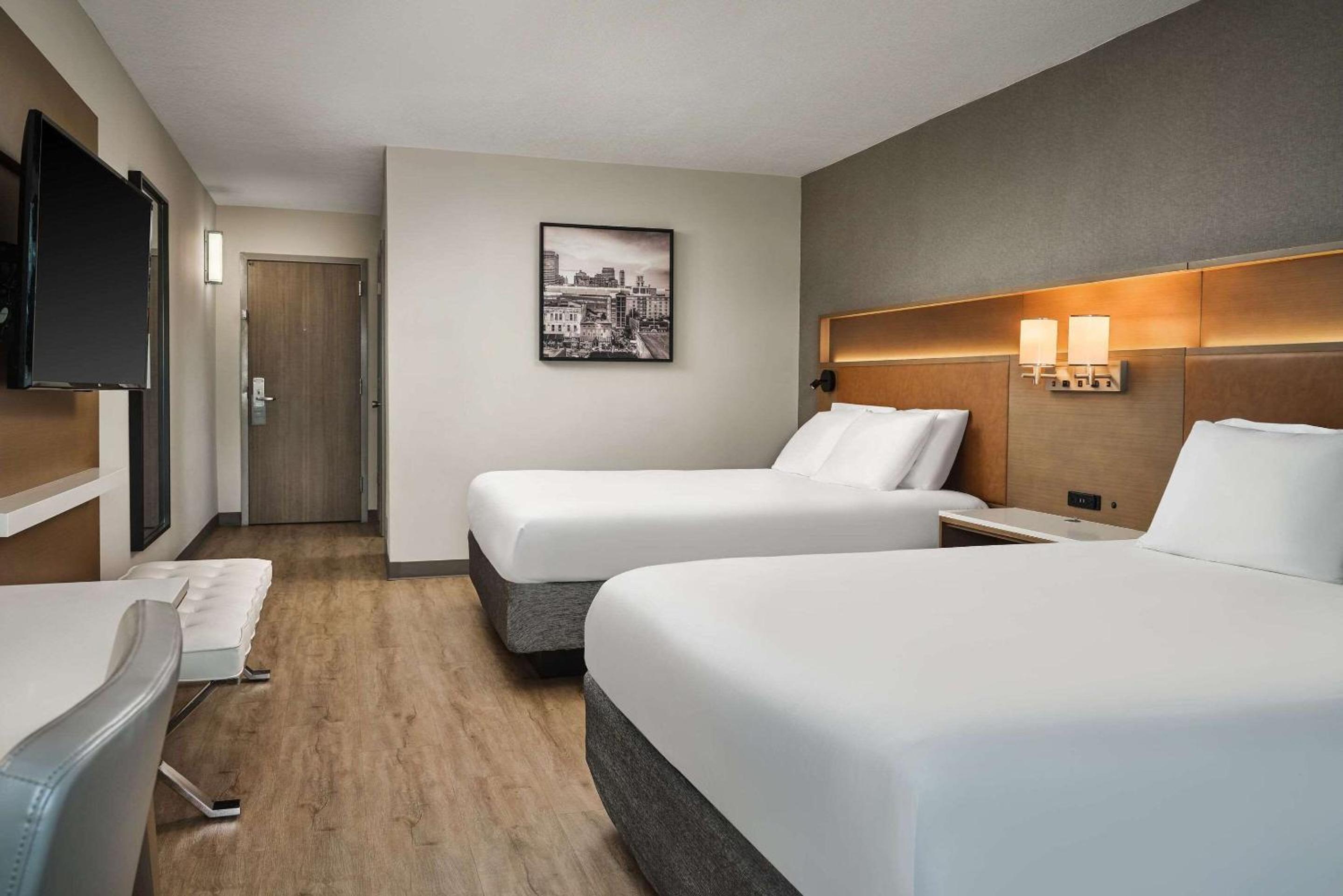 Queen Room with Two Queen Beds - Non-Smoking - Photo 2