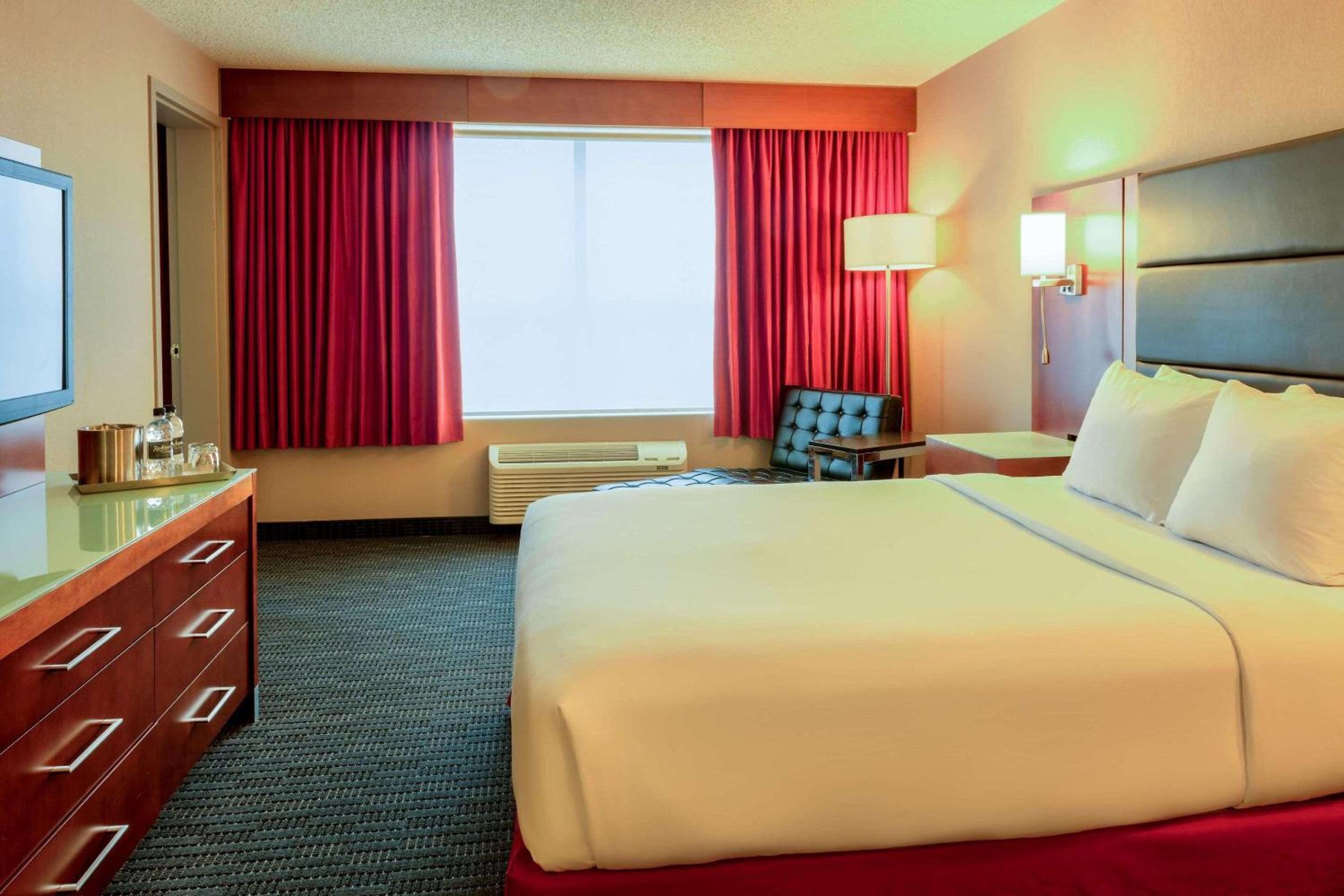 Adjoining Premium Room - Non-Smoking - Photo 1