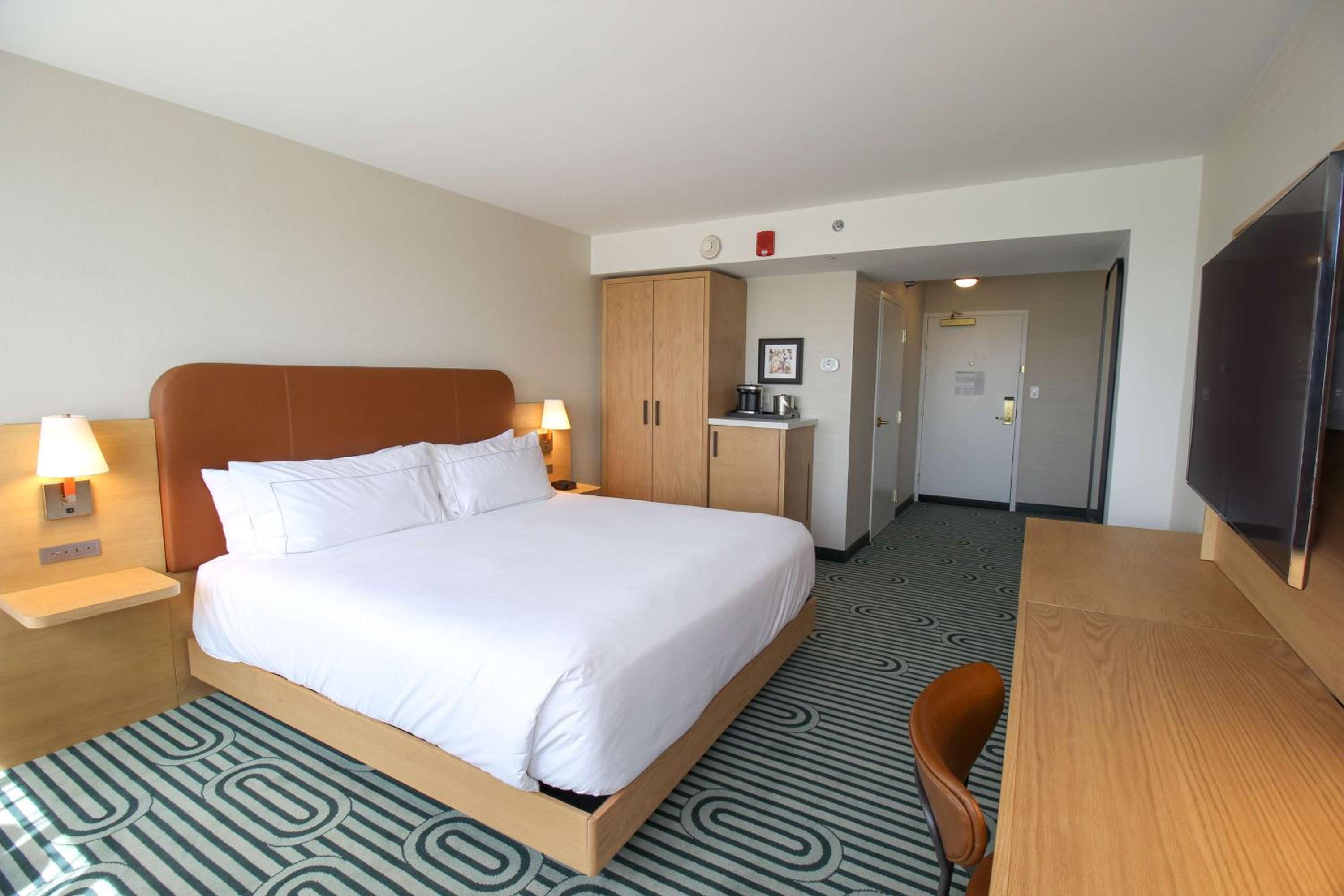 King Room with Bath Tub - Mobility/Hearing Access