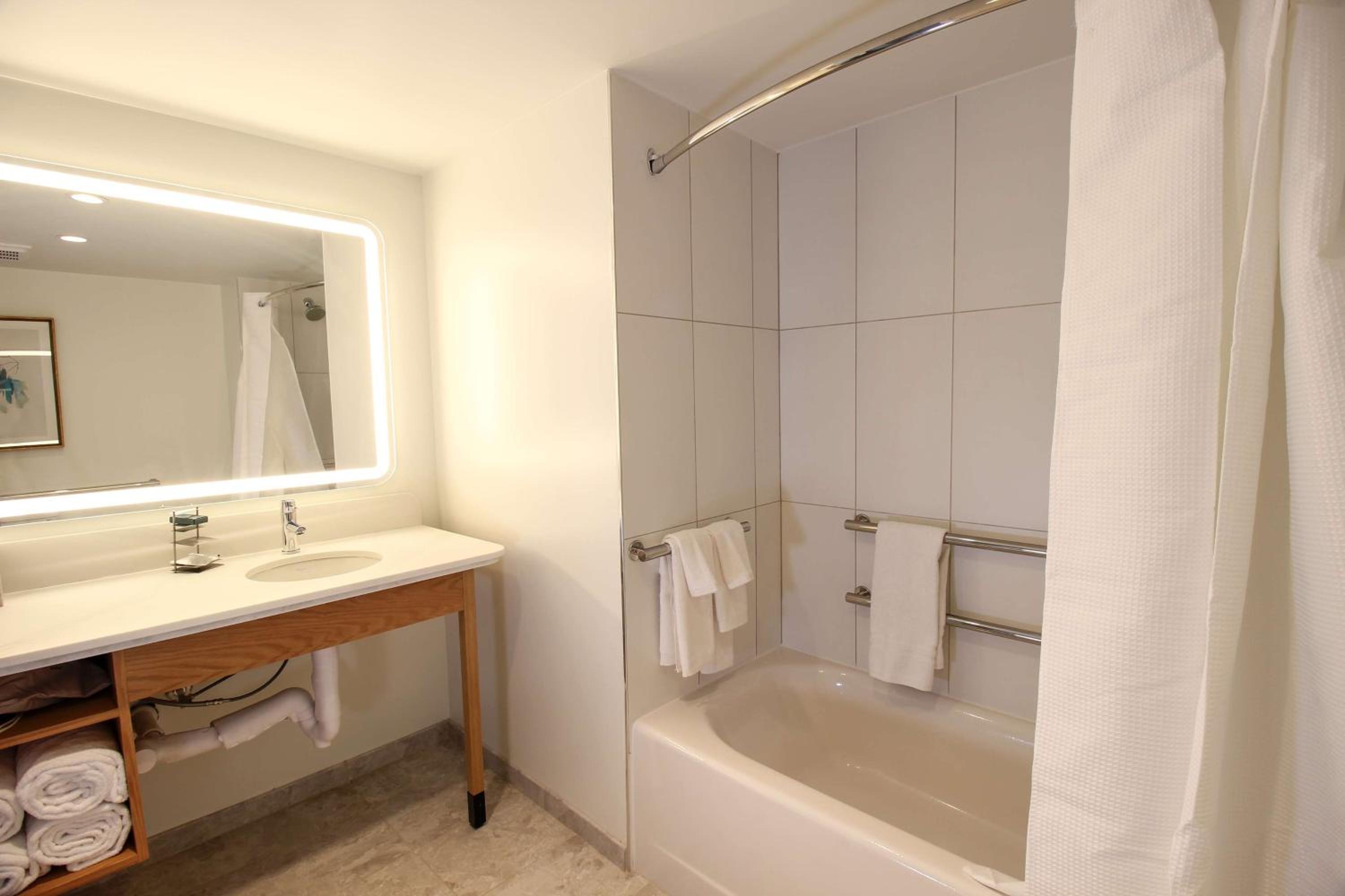 King Room with Bath Tub - Mobility/Hearing Access photo 3