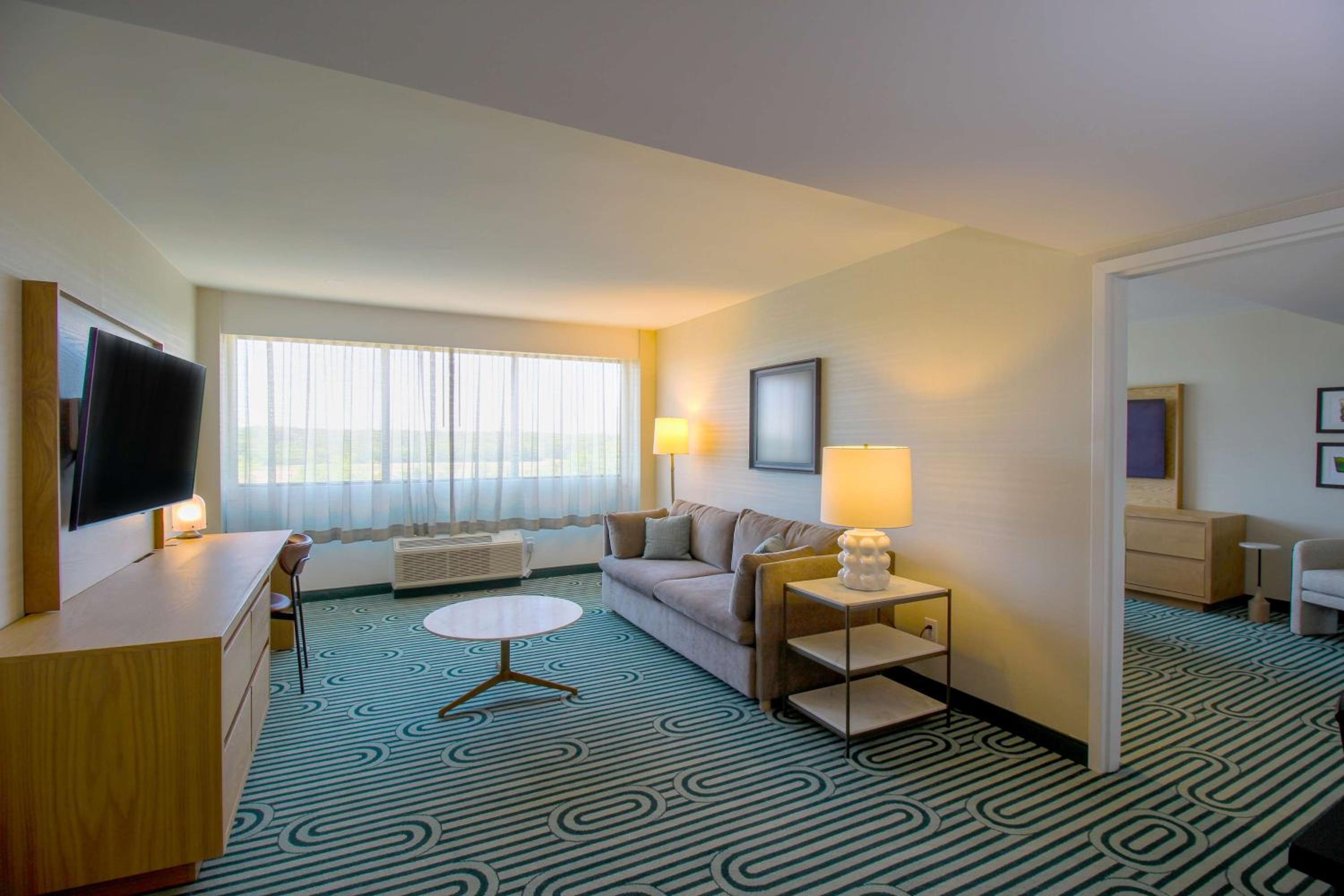 Two-Room King Suite with River View photo 3
