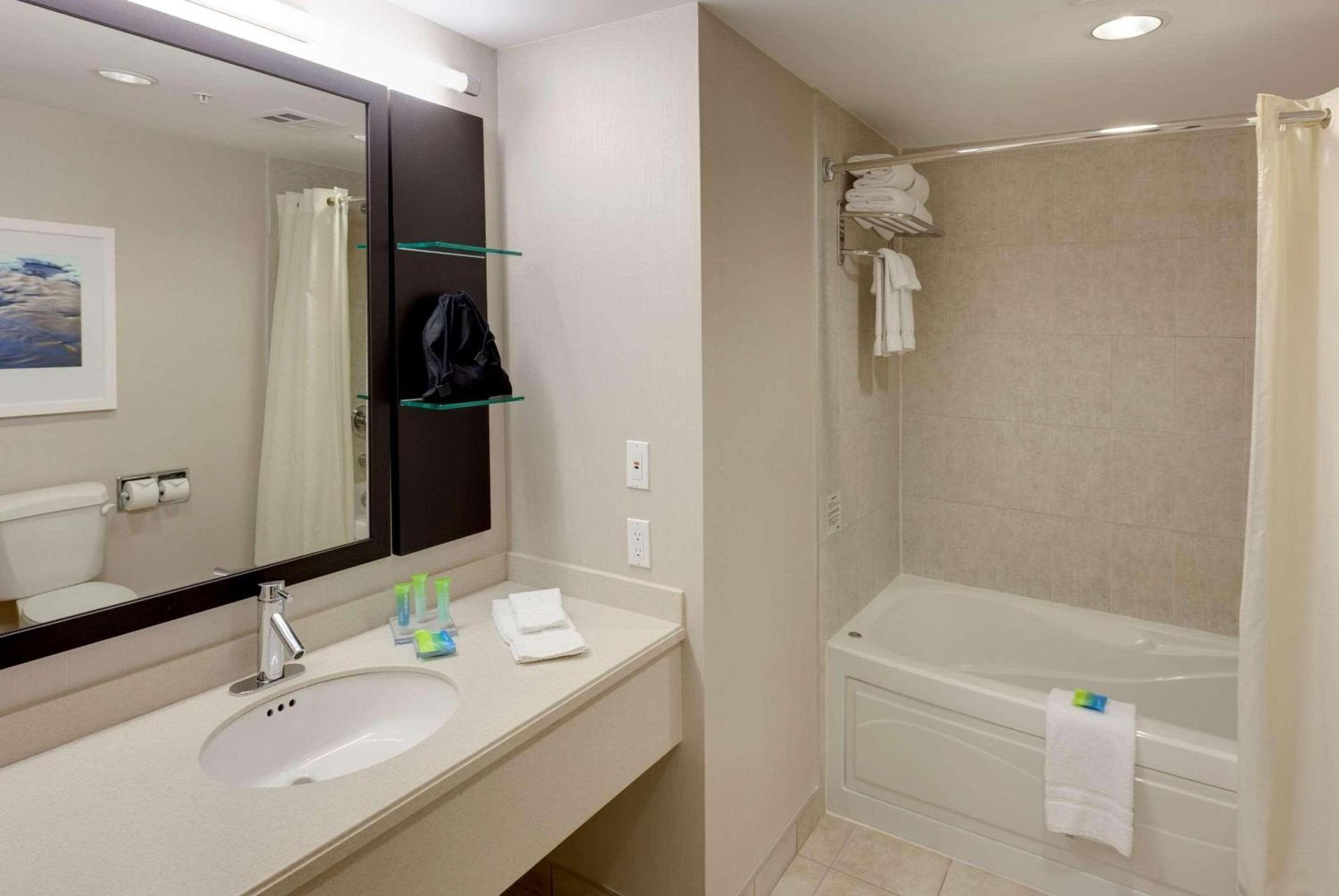 Standard King Room with River View - Photo 3