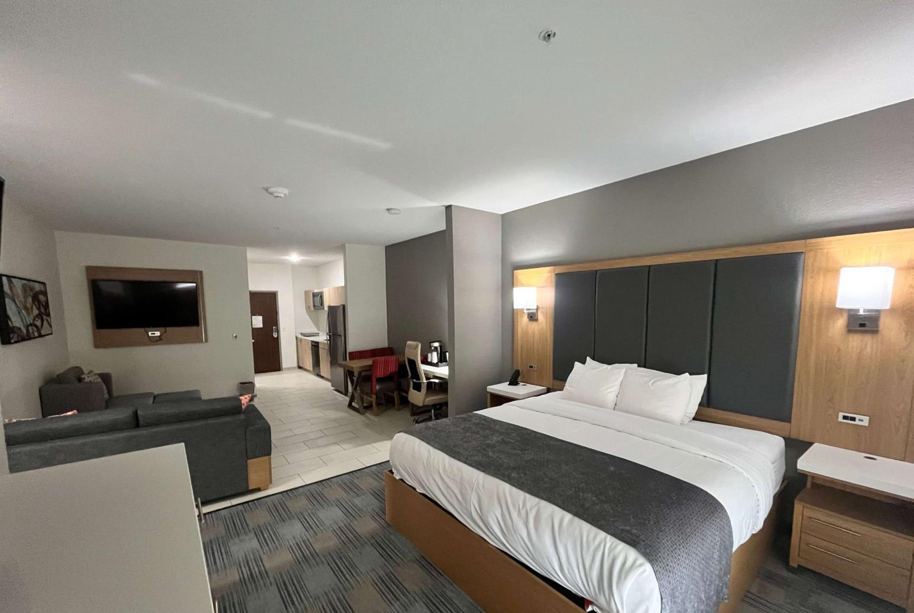 King Room with Bathtub and Grab Bars - Mobility Access