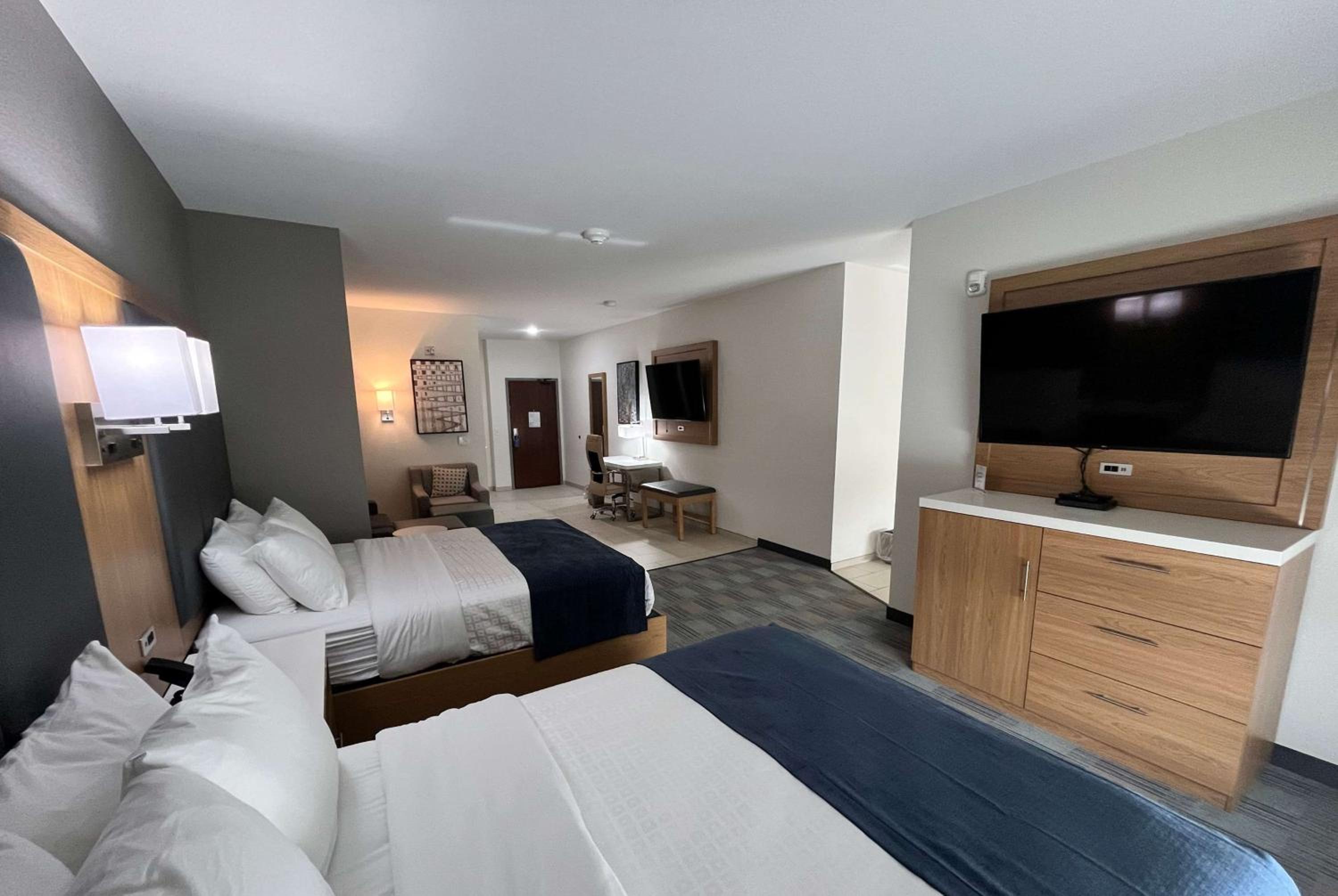 Queen Room with Roll-in Shower - Mobility Access