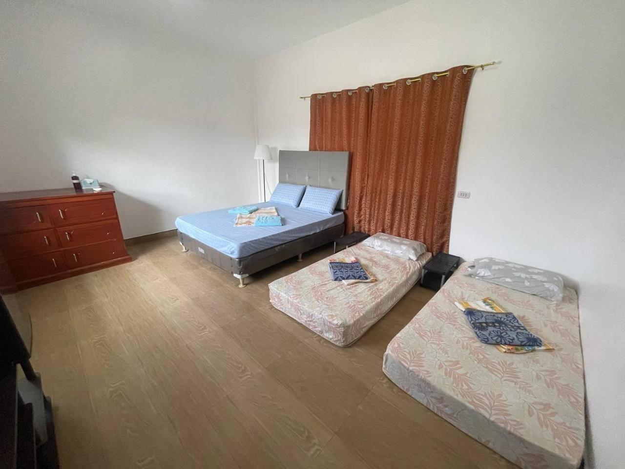 Queen Room photo 2