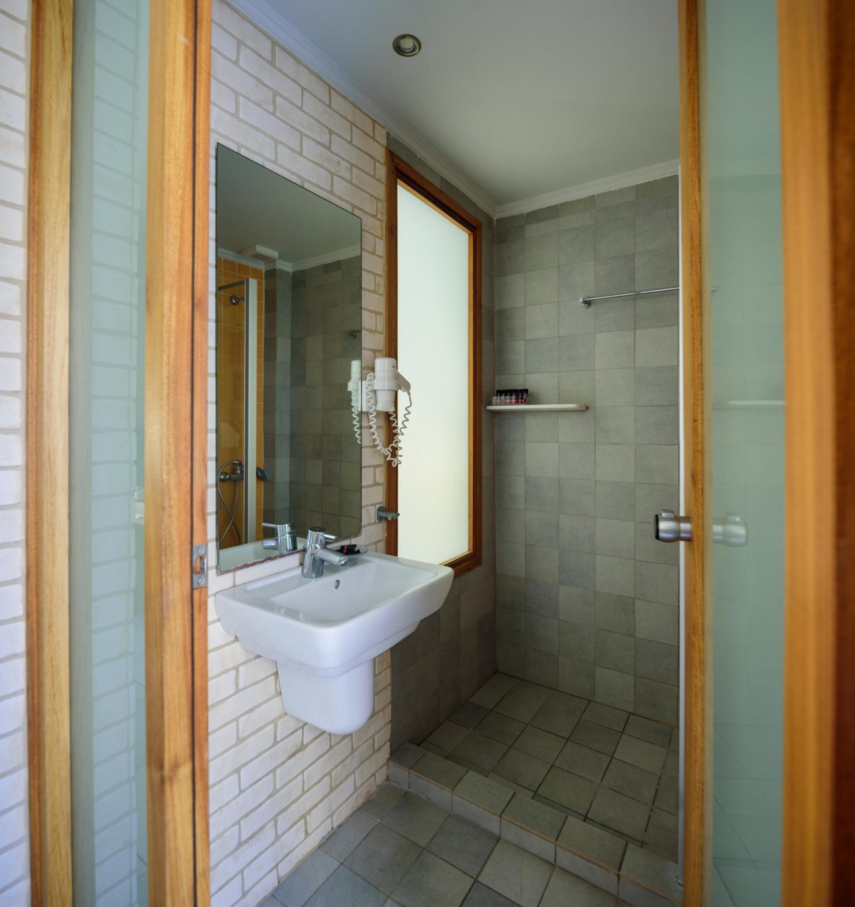 Economy Double Room - Photo 8