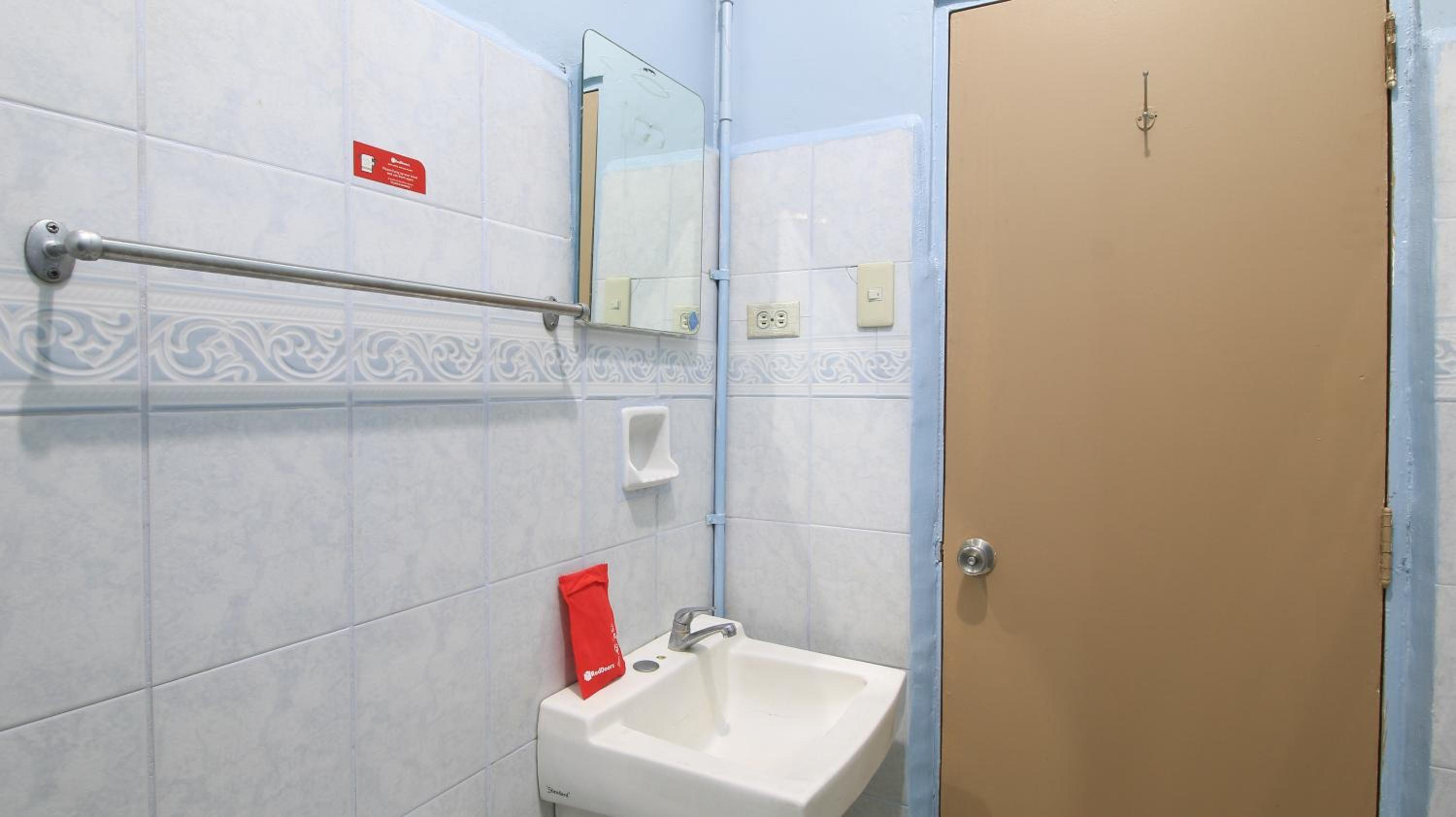 Deluxe Room - Photo 9