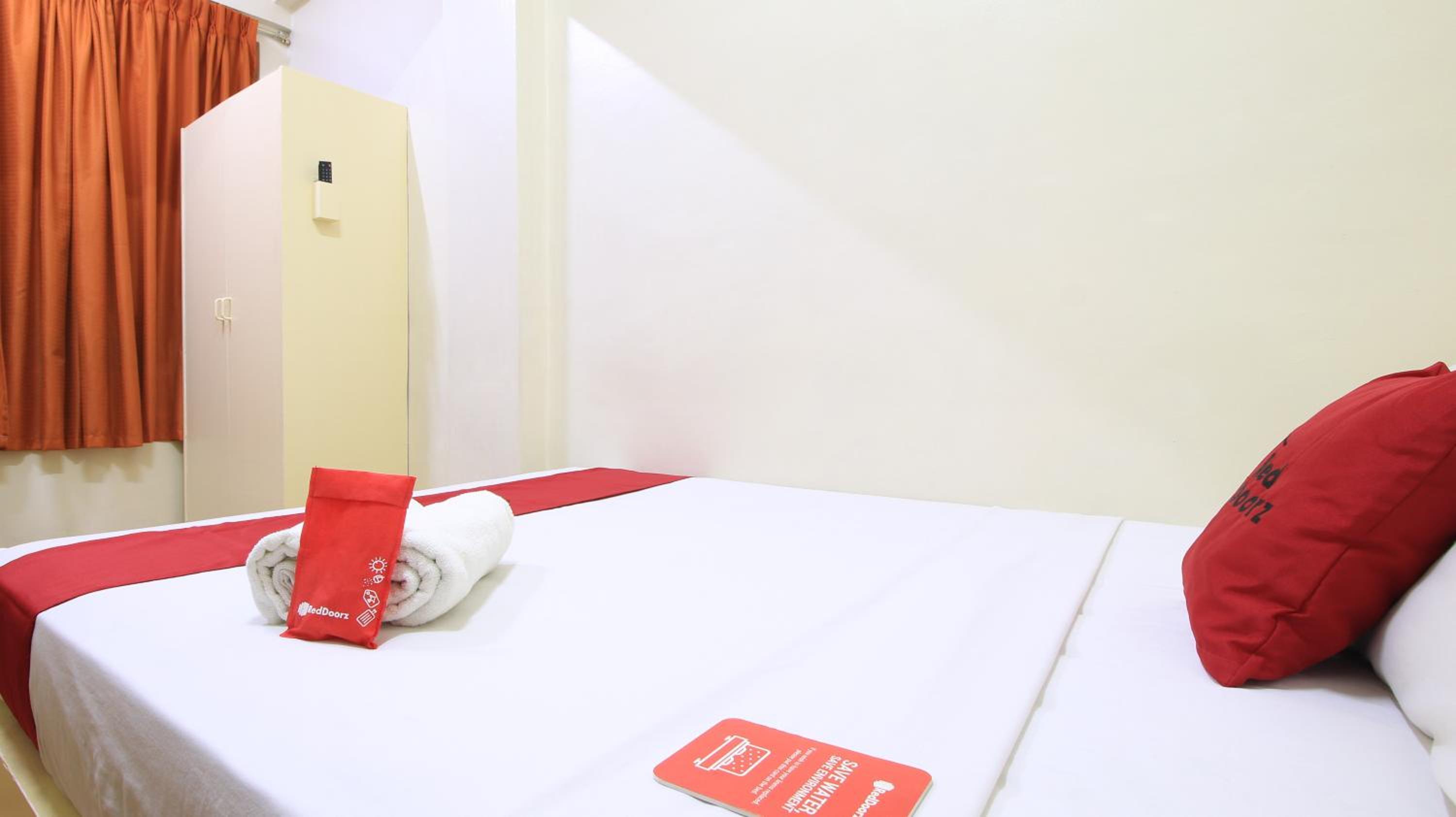 Deluxe Room - Photo 13