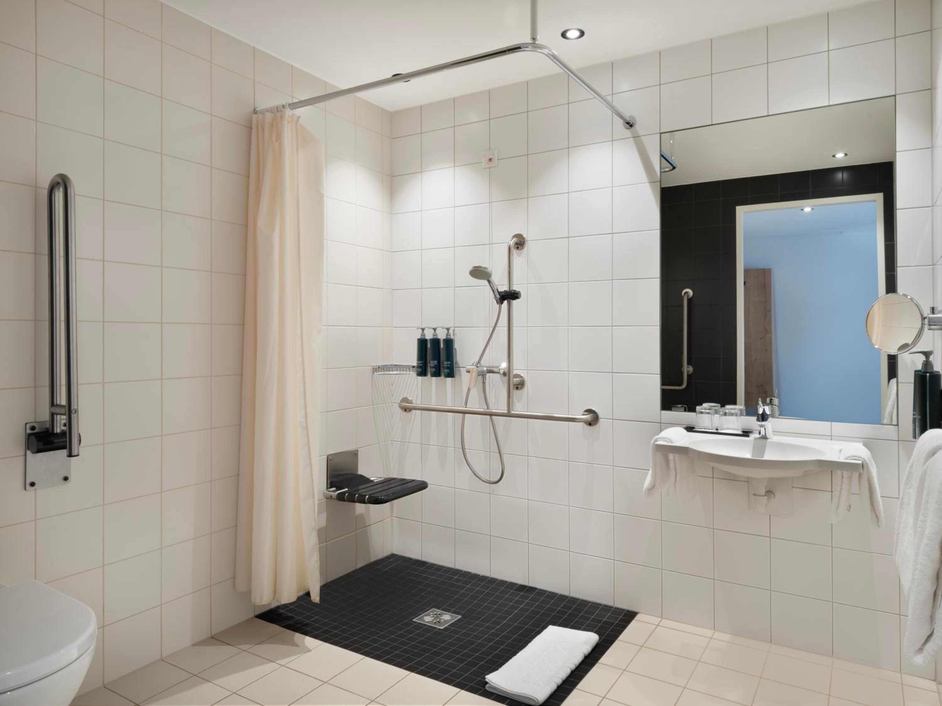 King Room - Mobility Accessible  - Photo 2