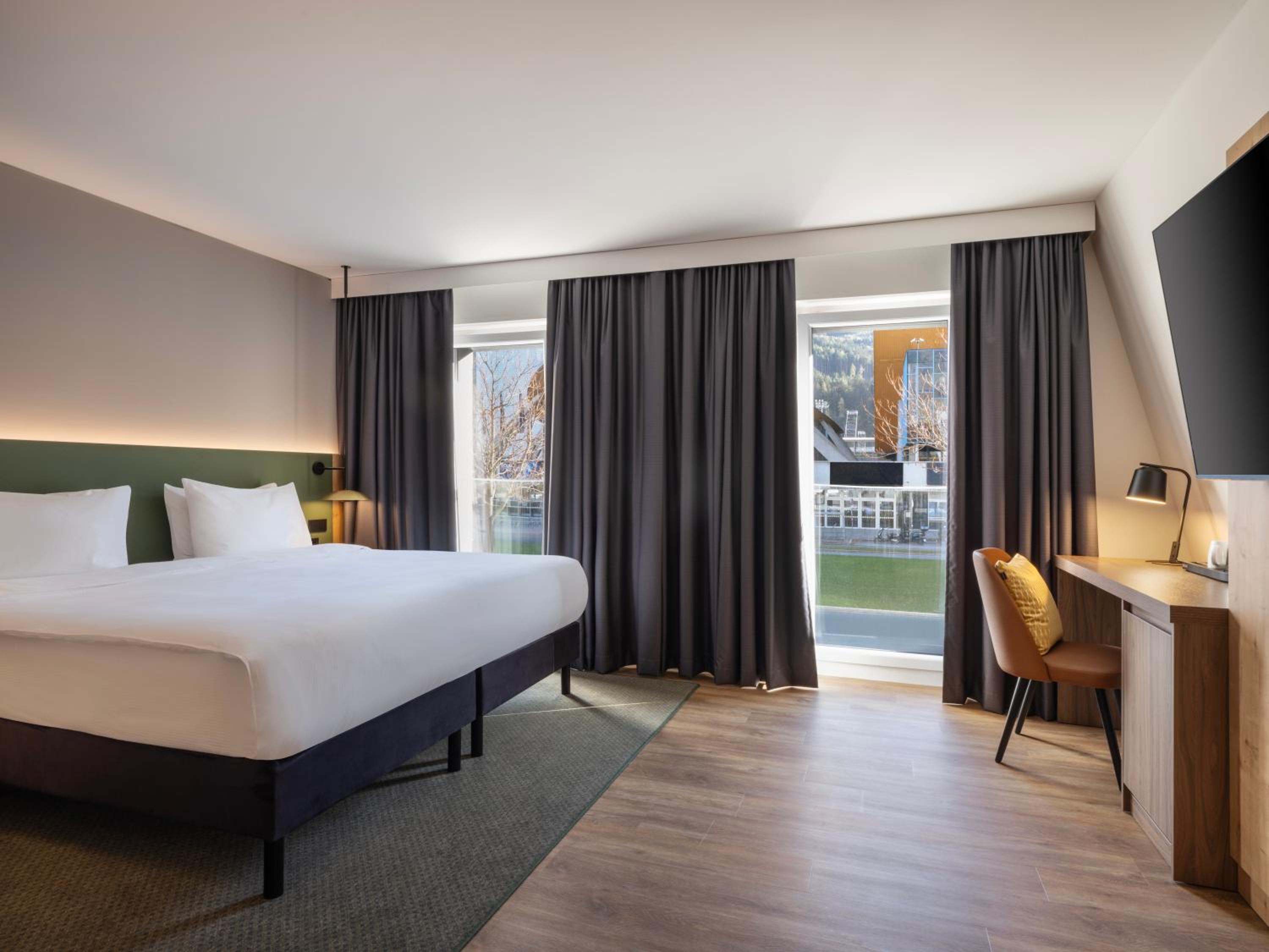 King Room - Mobility Accessible  - Photo 1